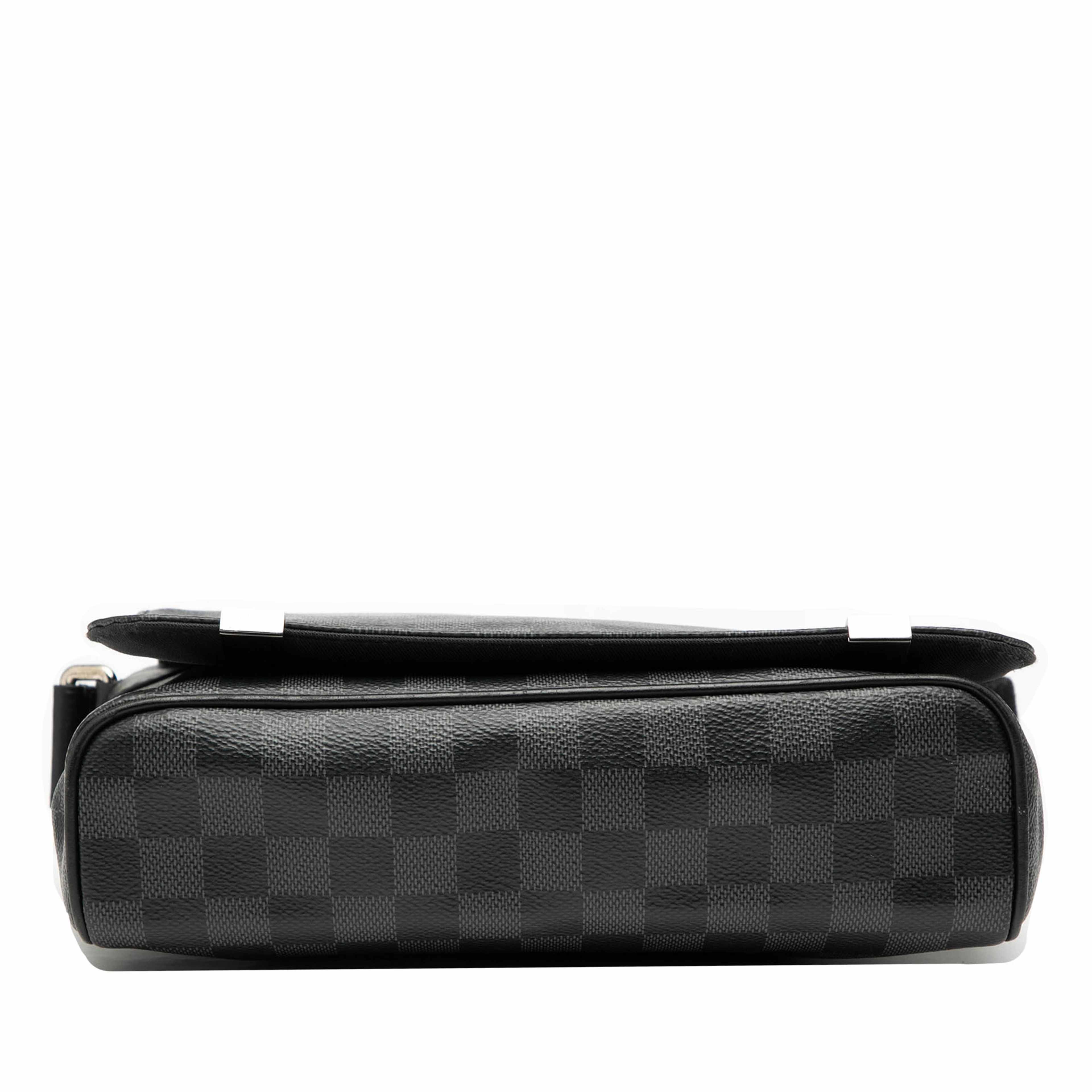 Louis Vuitton Damier Graphite District Pm, från Luxclusif, i färgen black. Klicka för att öppna bilden i stort format