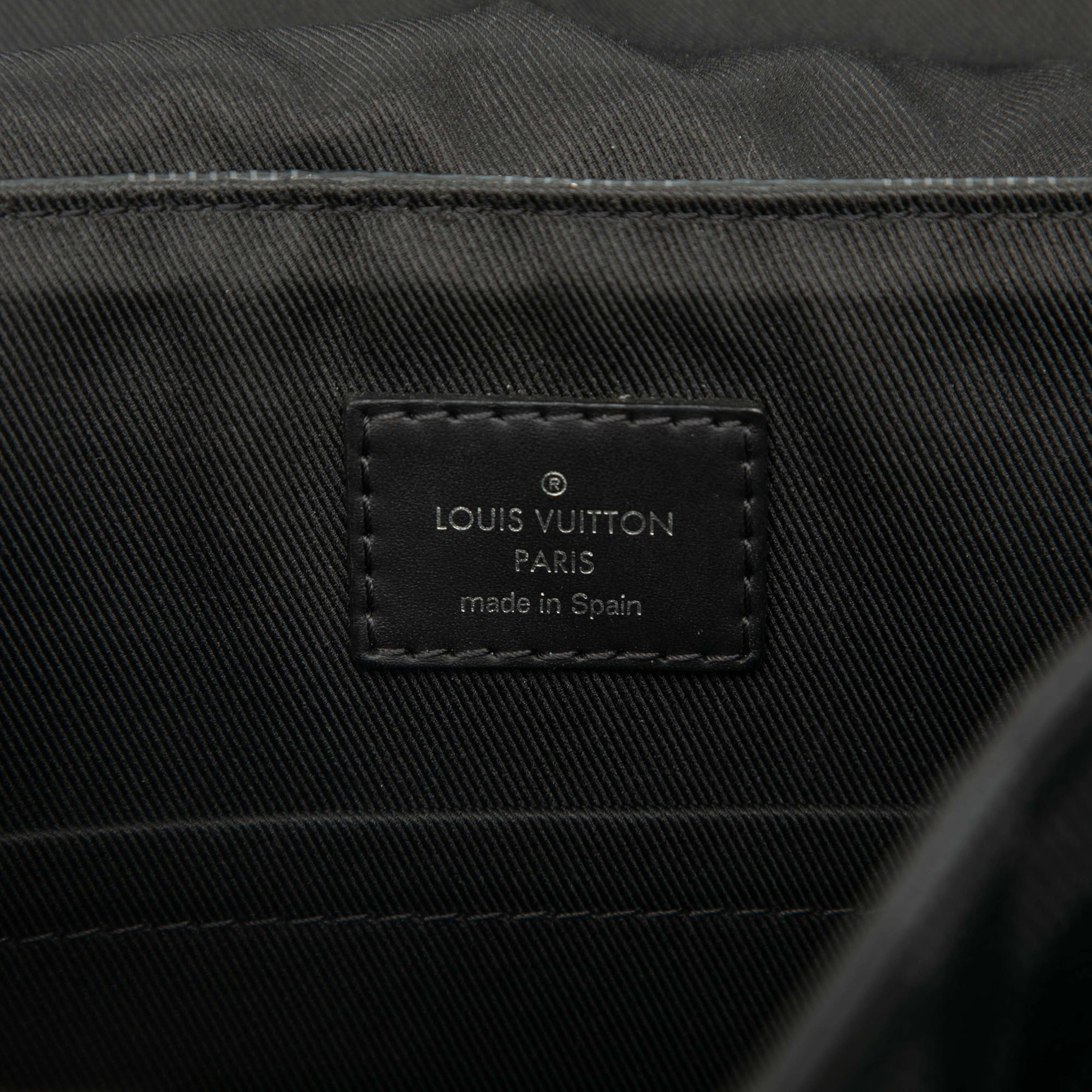 Louis Vuitton Damier Graphite District Pm, från Luxclusif, i färgen black. Klicka för att öppna bilden i stort format