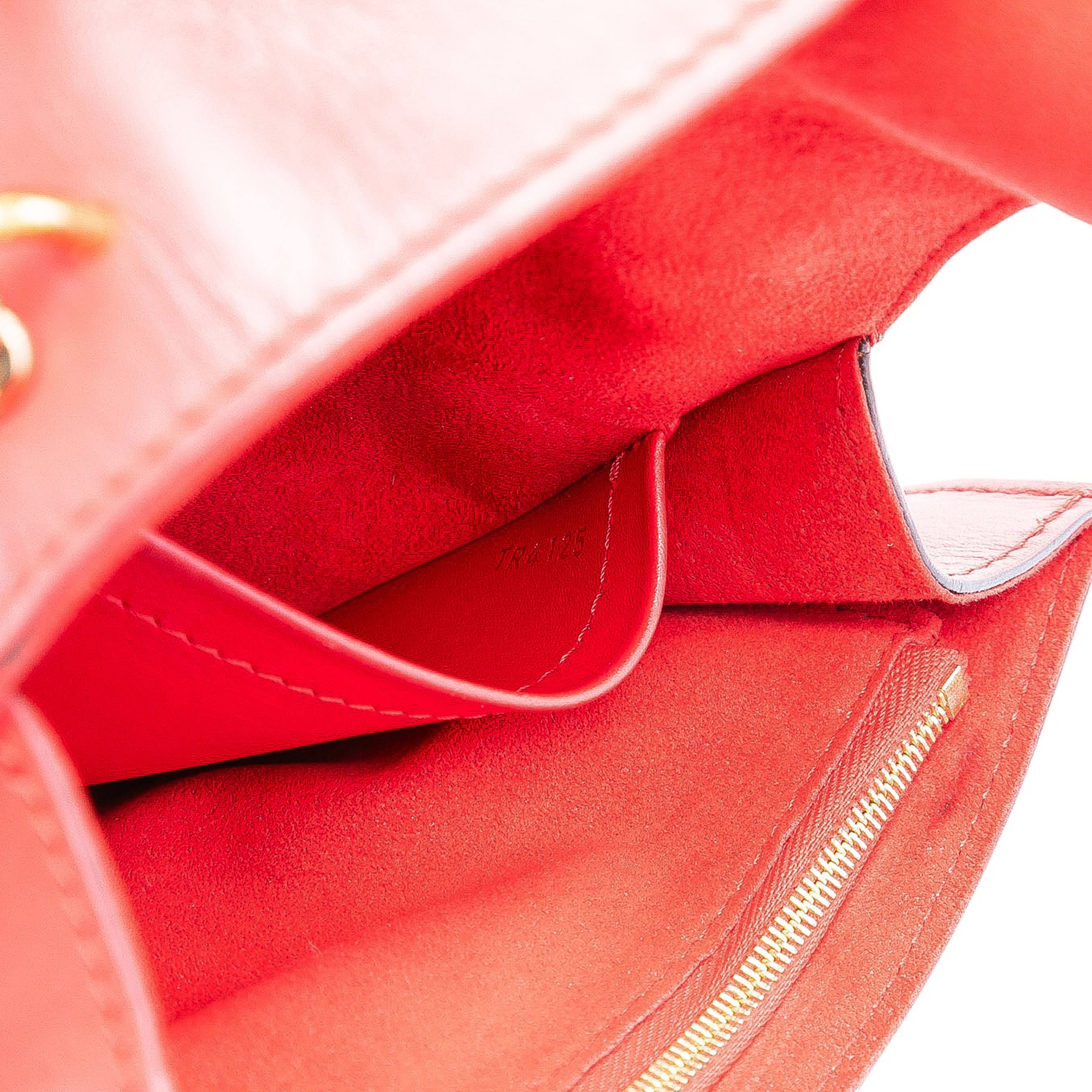 Louis Vuitton Leather Louise Chain Mm, från Luxclusif, i färgen red. Klicka för att öppna bilden i stort format