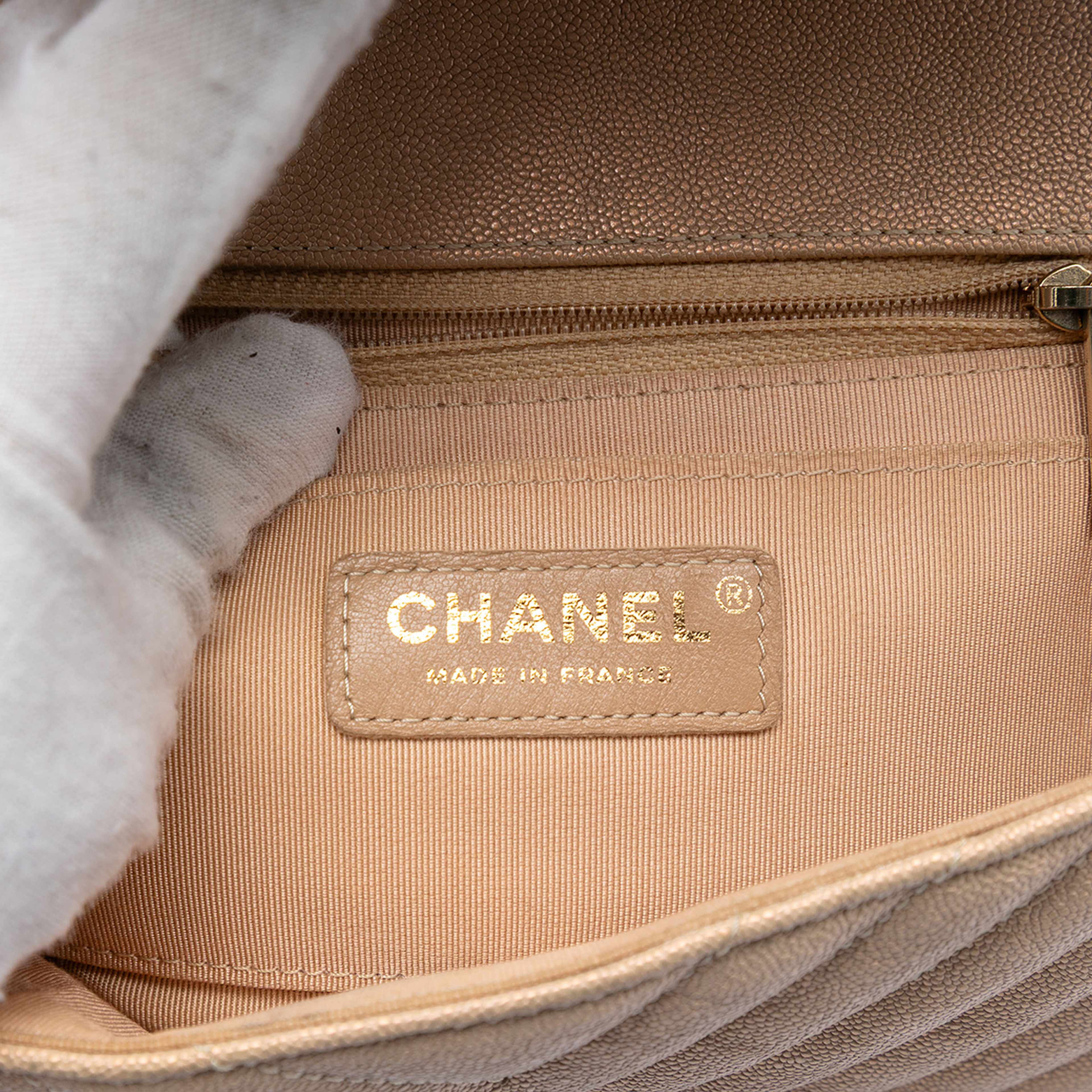 Chanel Small Chevron Caviar Statement Flap, från Luxclusif, i färgen beige. Klicka för att öppna bilden i stort format
