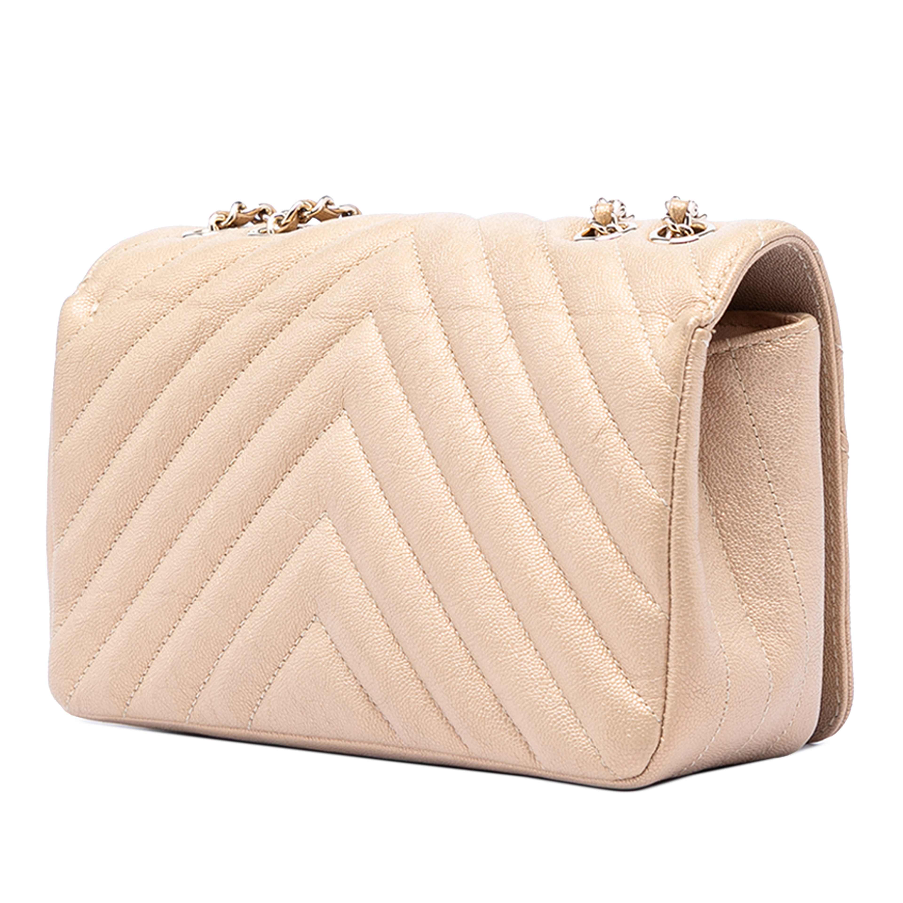 Chanel Small Chevron Caviar Statement Flap, från Luxclusif, i färgen beige. Klicka för att öppna bilden i stort format