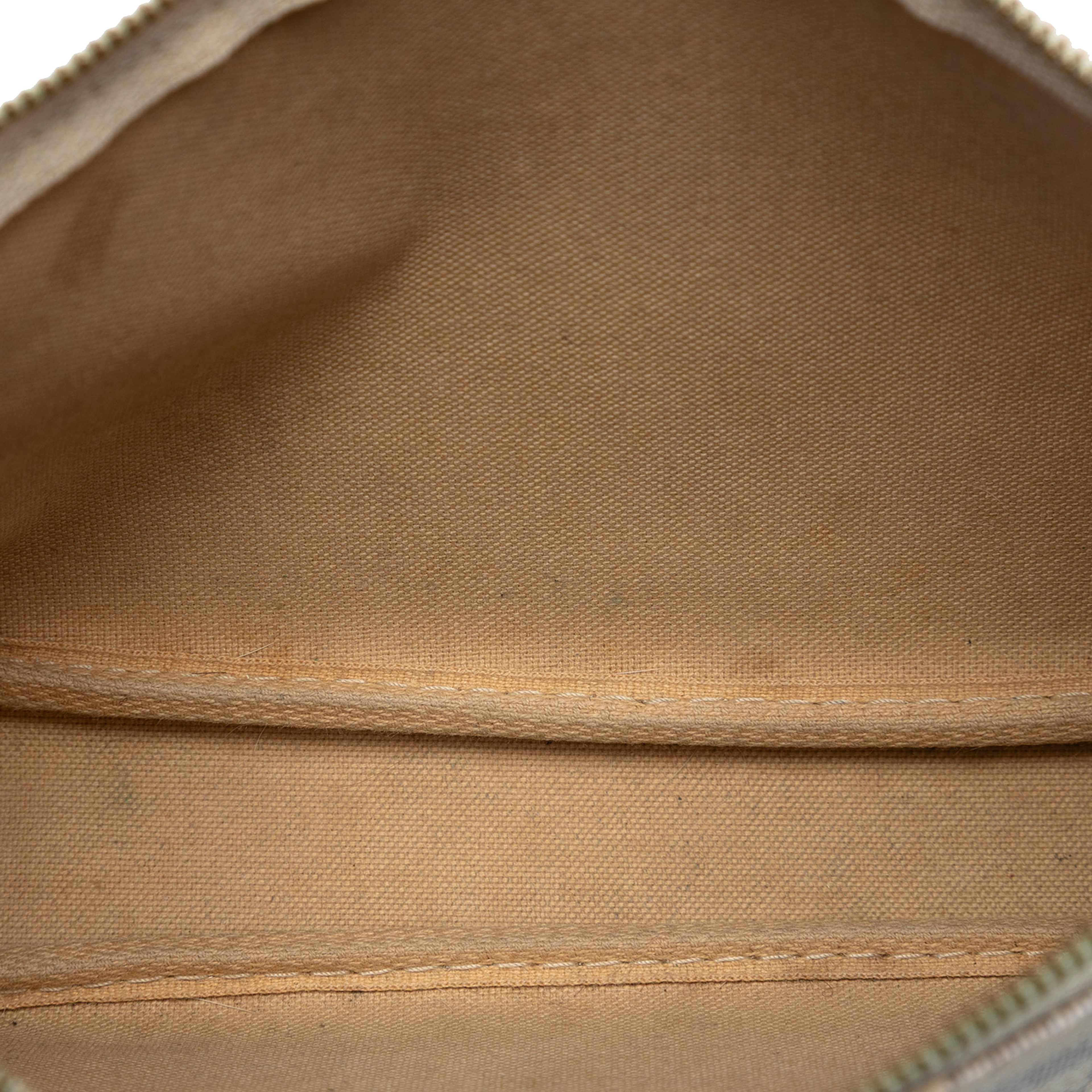 Louis Vuitton Damier Azur Pochette Accessoires, från Luxclusif, i färgen white. Klicka för att öppna bilden i stort format