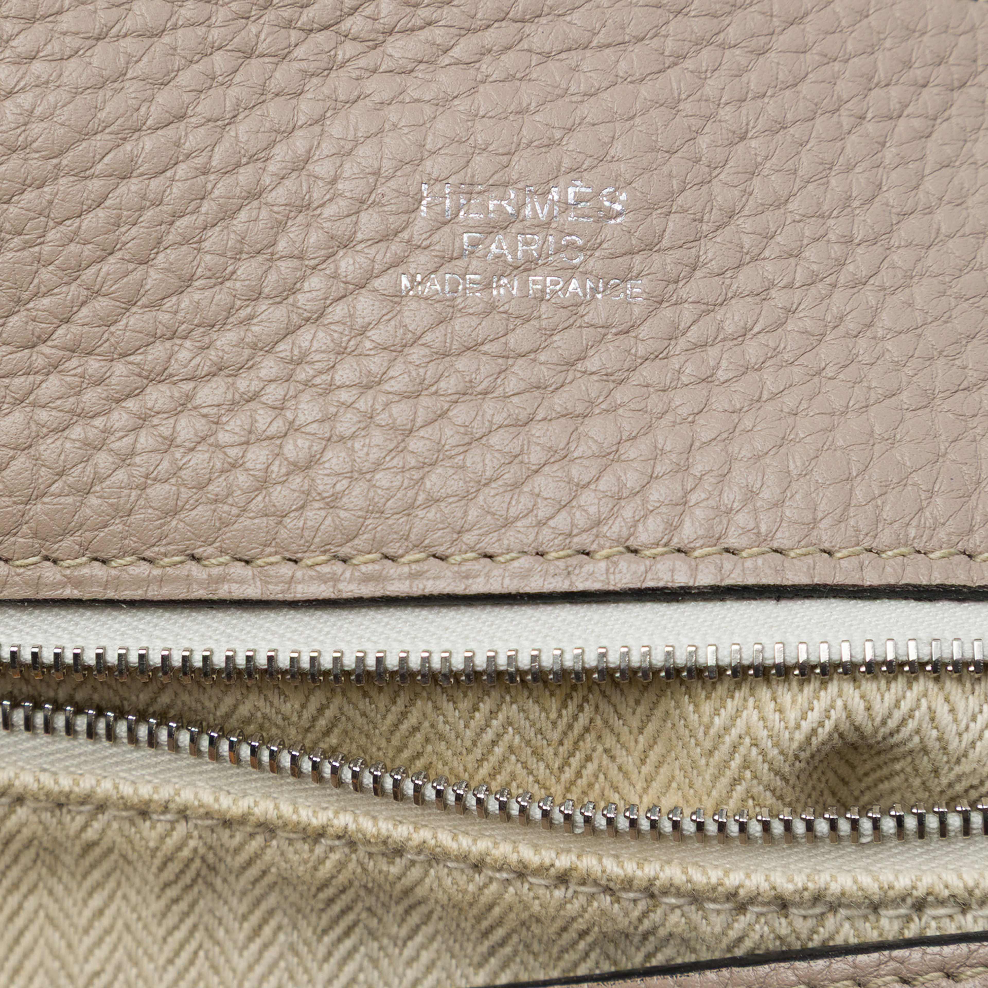 Hermès Clemence Marwari Gm, från Luxclusif, i färgen brun. Klicka för att öppna bilden i stort format