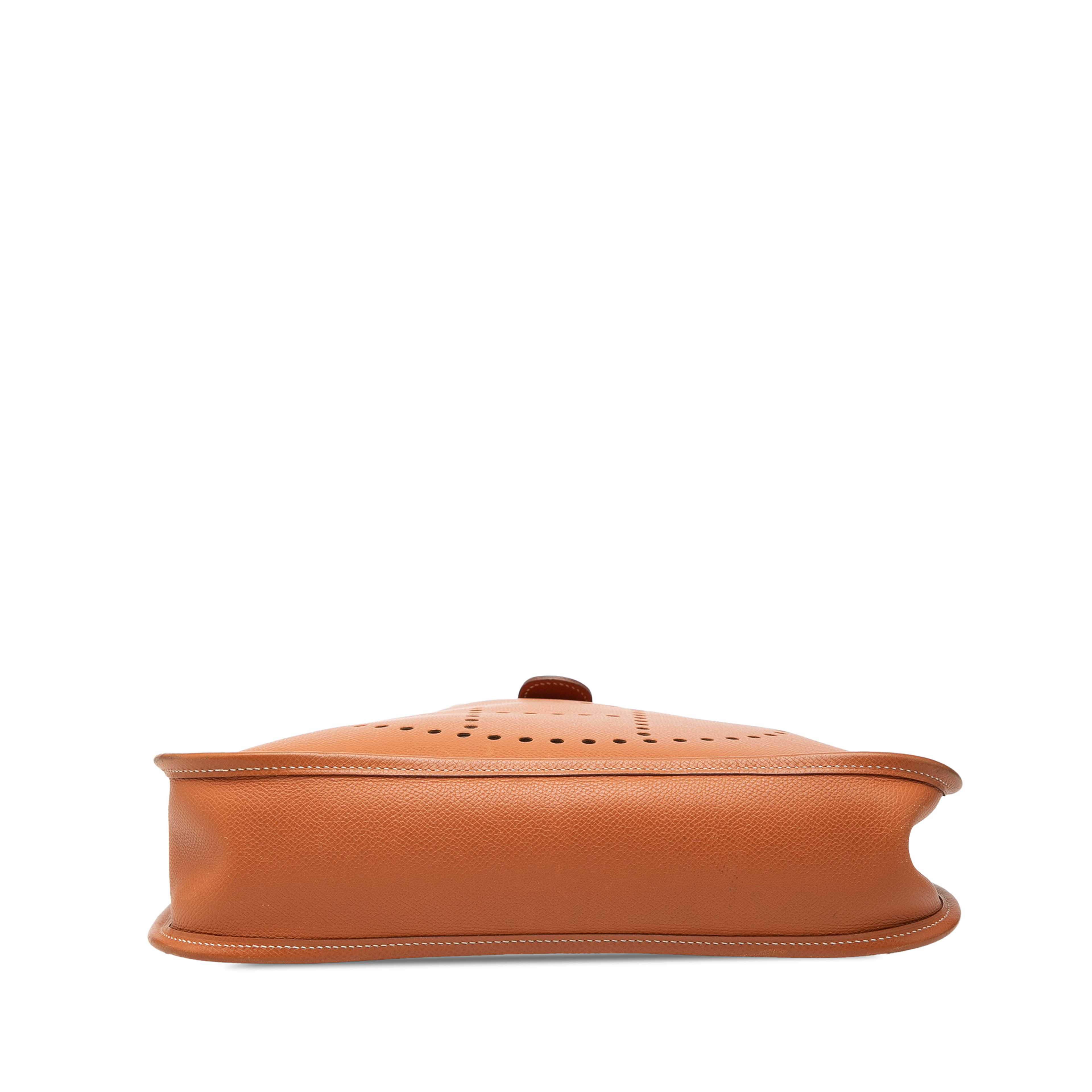 Hermès Epsom Evelyne Pm, från Luxclusif, i färgen brown. Klicka för att öppna bilden i stort format