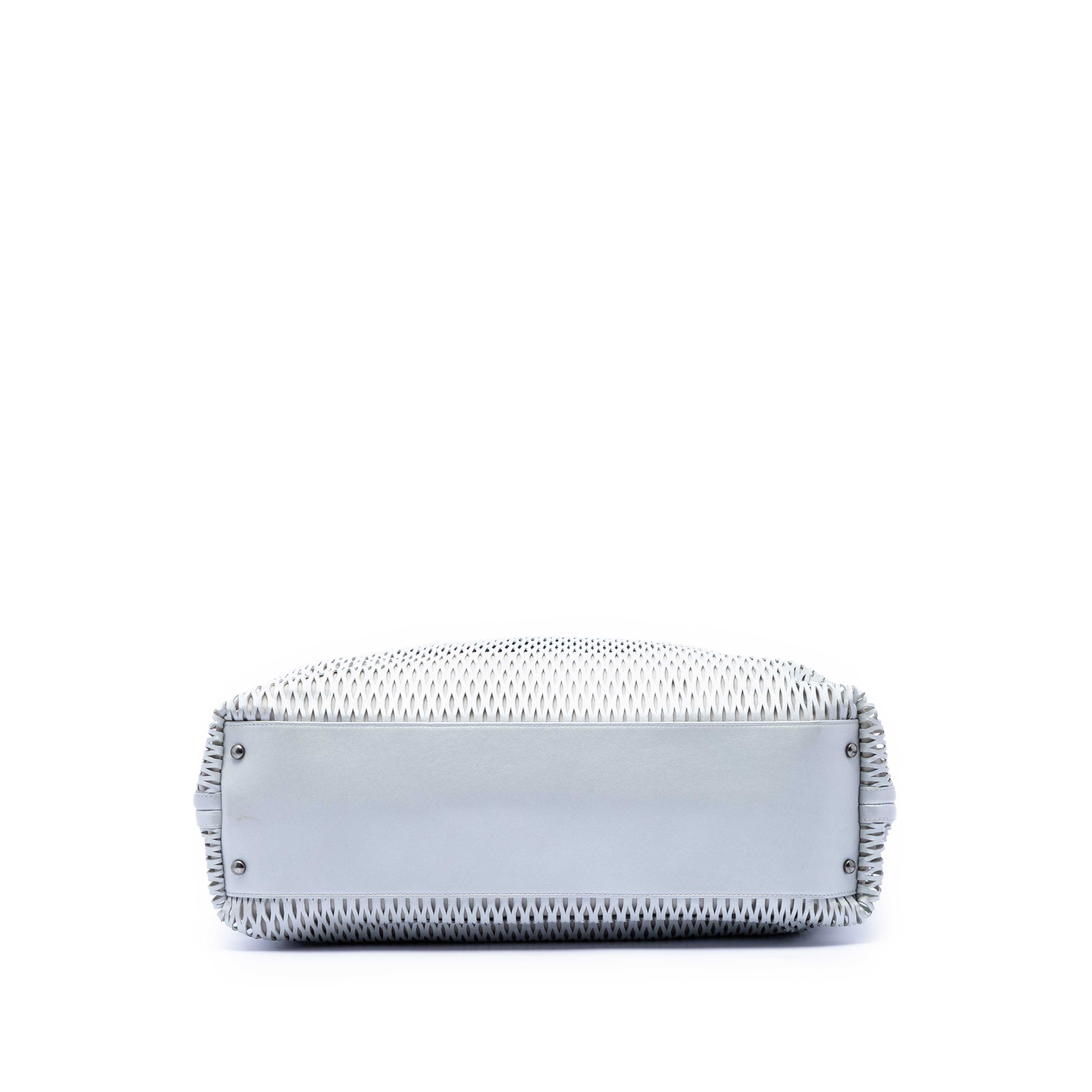 Chanel Cc Perforated Leather Tote, från Luxclusif, i färgen light gray. Klicka för att öppna bilden i stort format