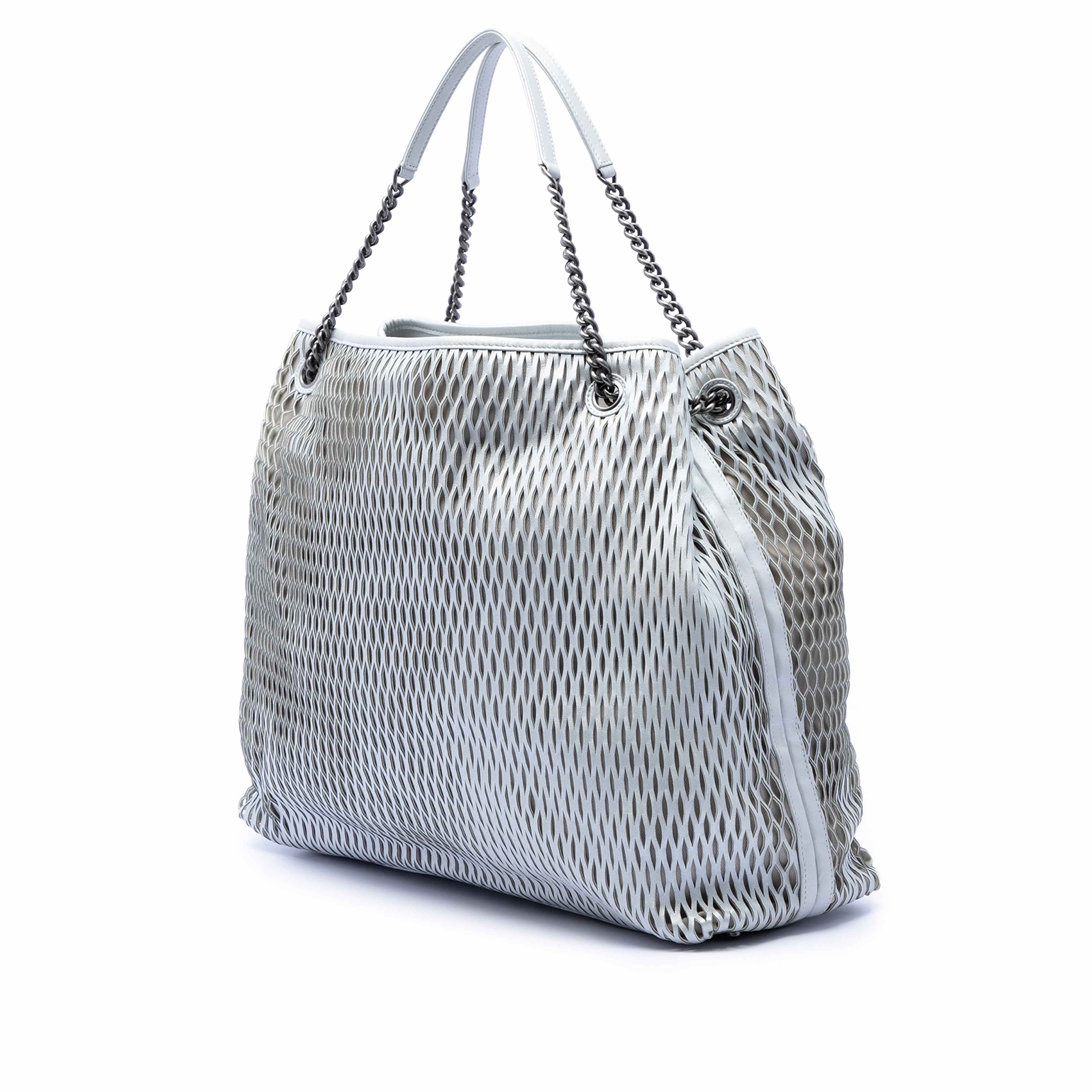 Chanel Cc Perforated Leather Tote, från Luxclusif, i färgen light gray. Klicka för att öppna bilden i stort format