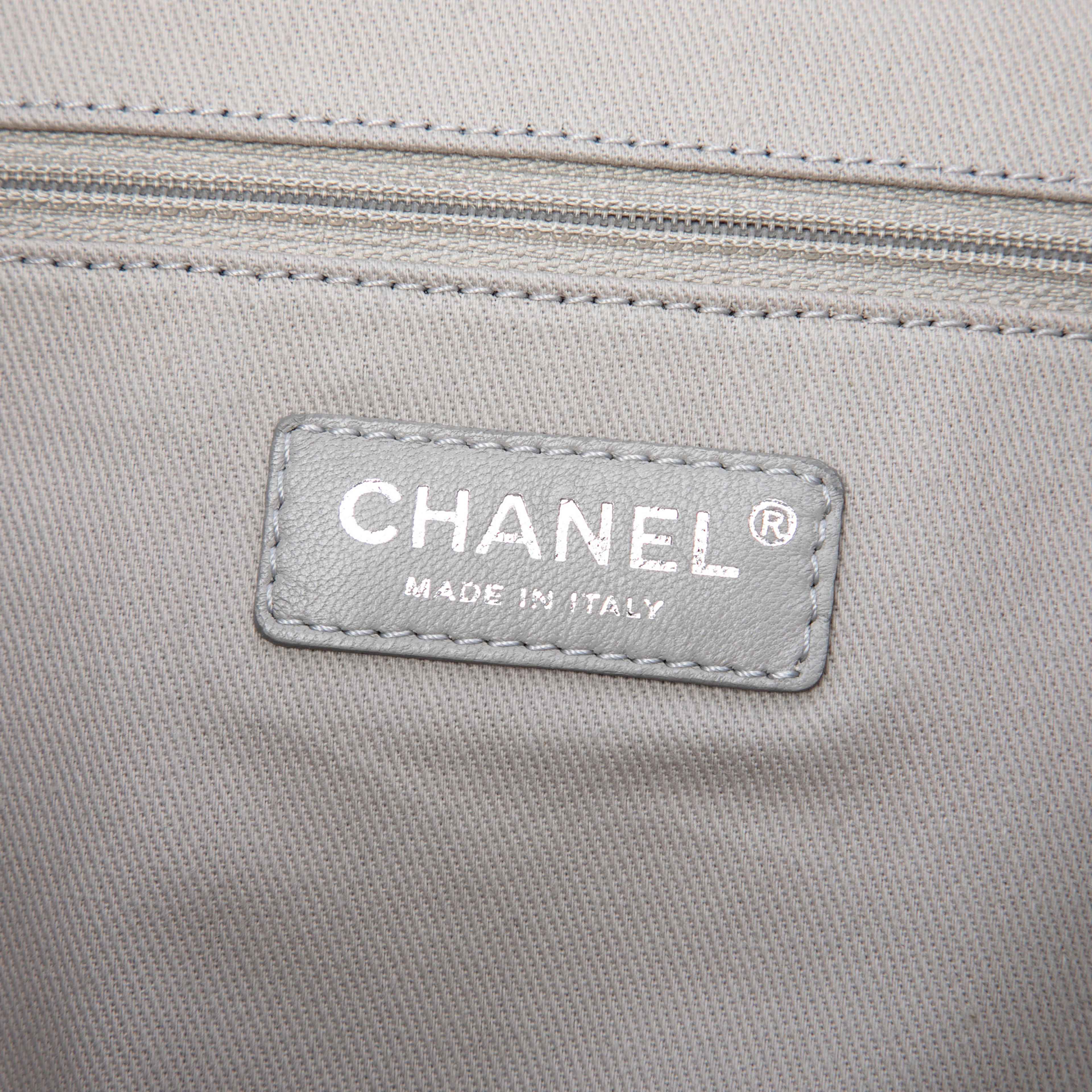 Chanel Cc Perforated Leather Tote, från Luxclusif, i färgen light gray. Klicka för att öppna bilden i stort format