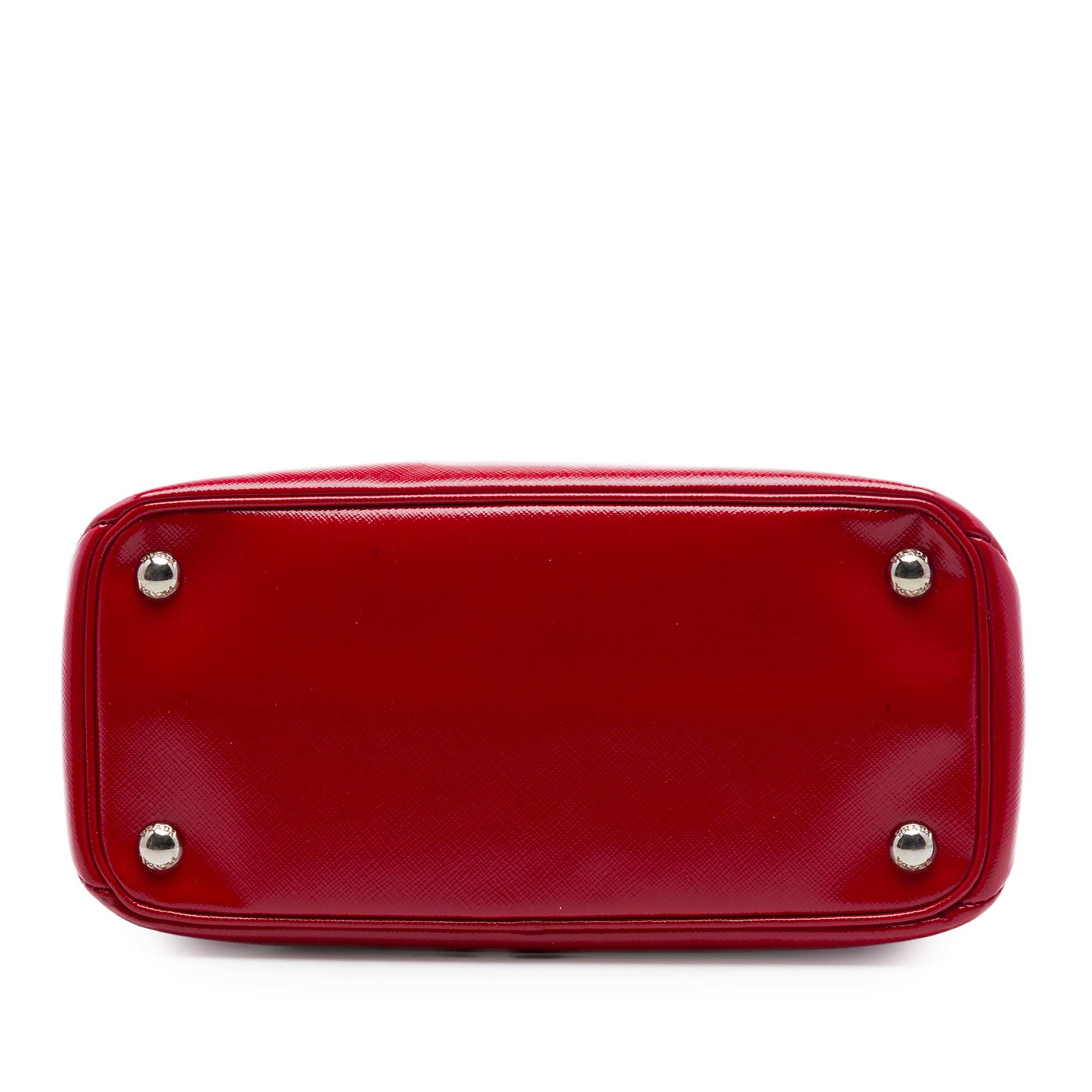 Prada Small Saffiano Vernice Turnlock Twin Satchel, från Luxclusif, i färgen röd. Klicka för att öppna bilden i stort format