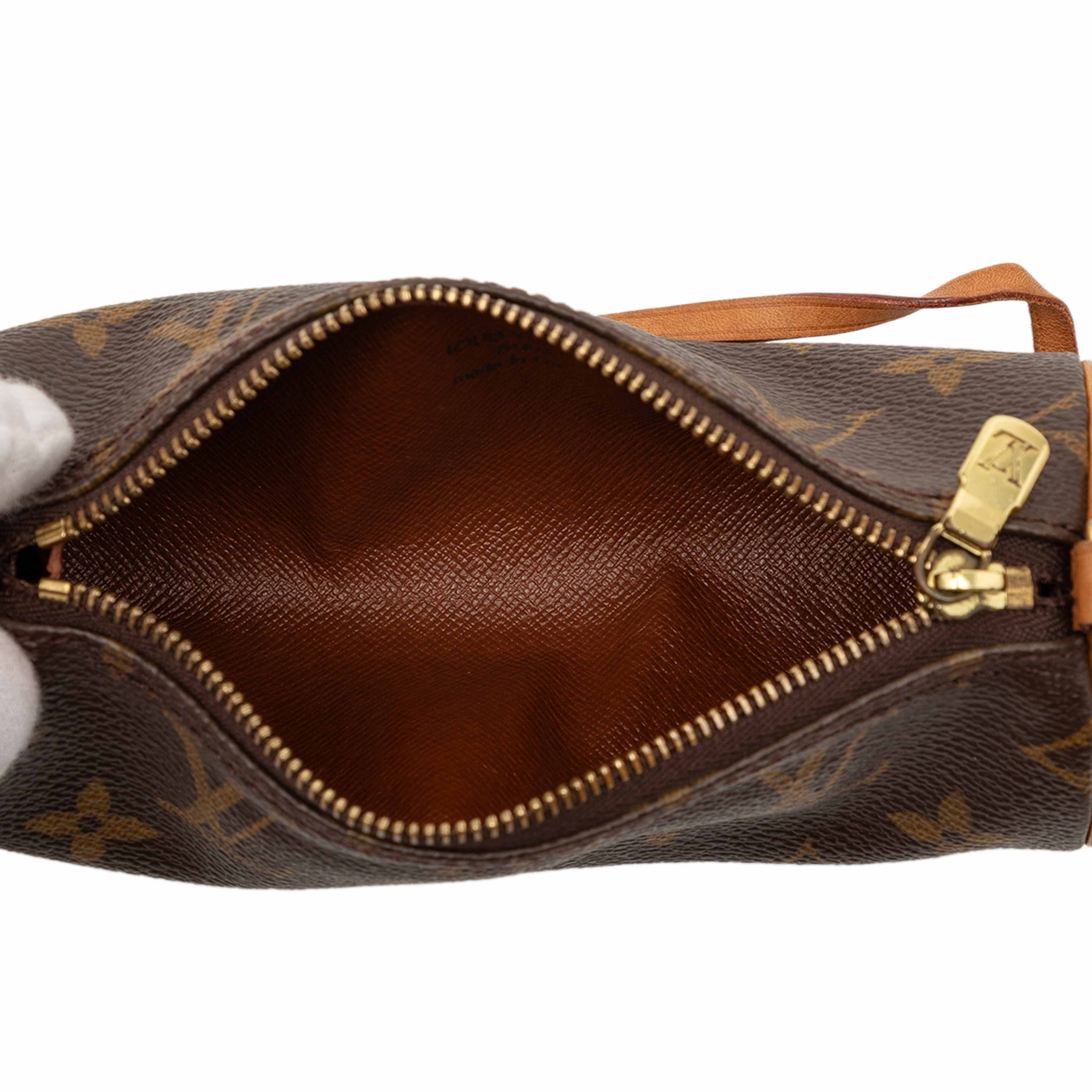 Louis Vuitton Monogram Papillon Pochette, från Luxclusif, i färgen brown. Klicka för att öppna bilden i stort format