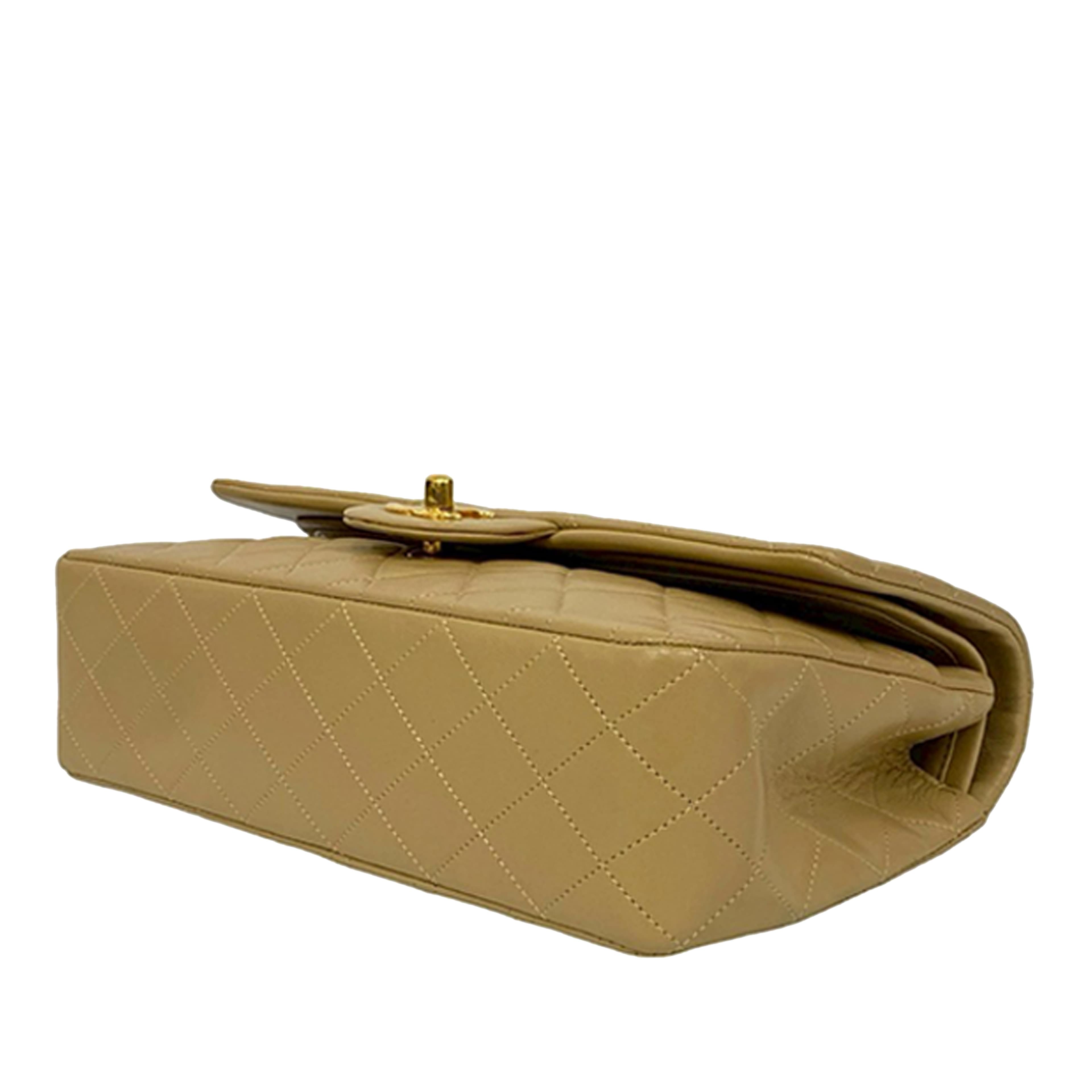 Chanel Medium Classic Lambskin Double Flap, från Luxclusif, i färgen nude. Klicka för att öppna bilden i stort format