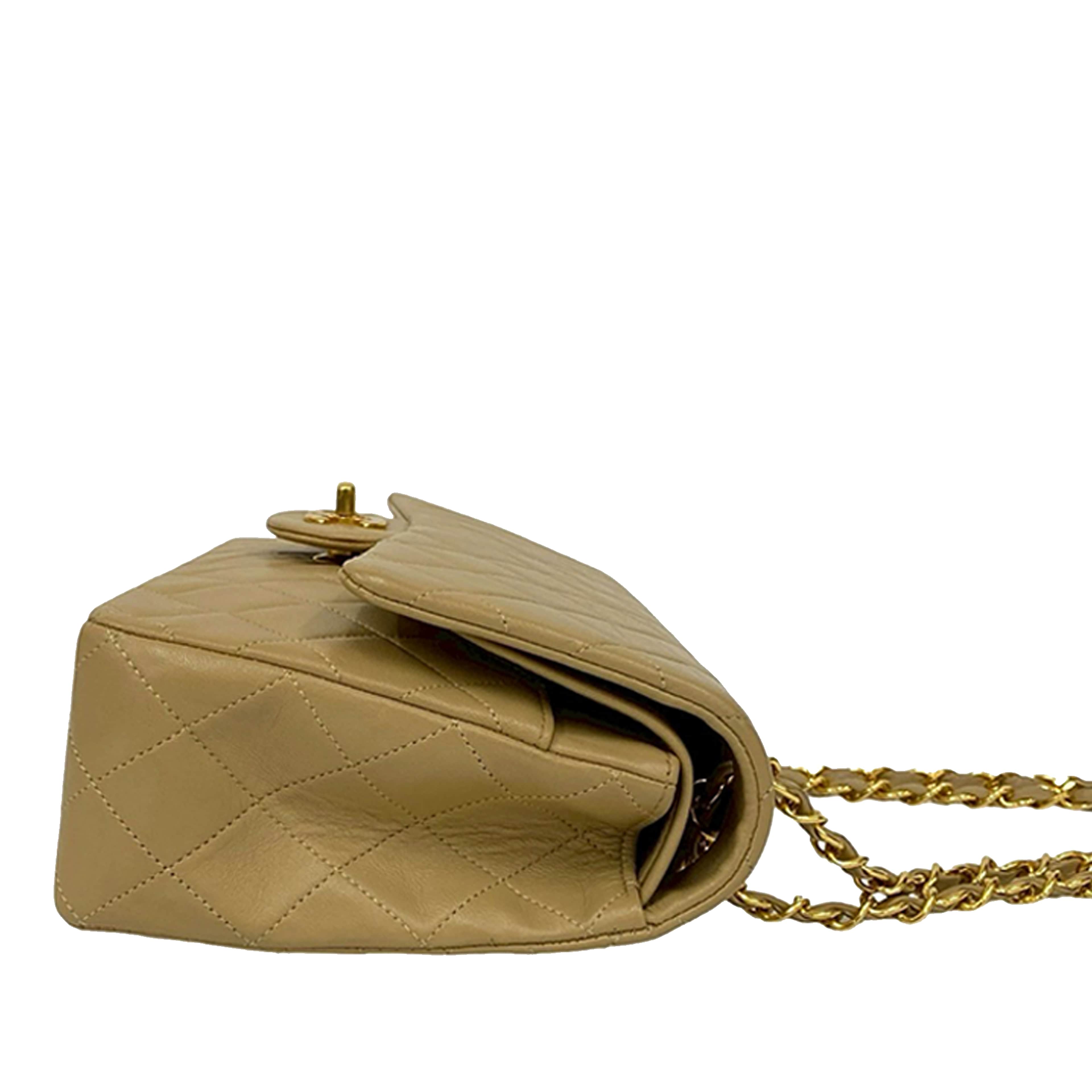 Chanel Medium Classic Lambskin Double Flap, från Luxclusif, i färgen nude. Klicka för att öppna bilden i stort format