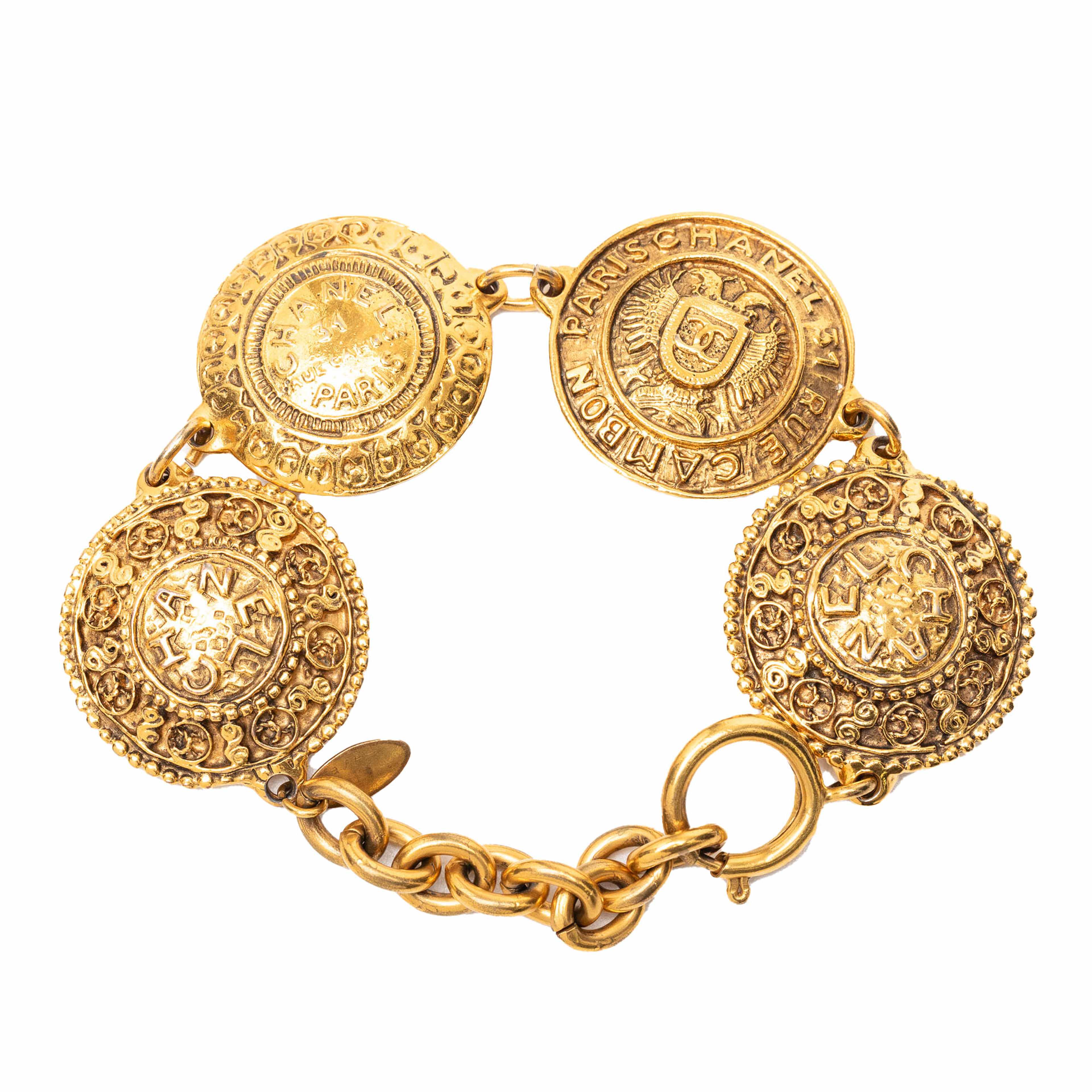 Chanel Gold Plated Medallion Link Bracelet, från Luxclusif, i färgen gold. Klicka för att öppna bilden i stort format