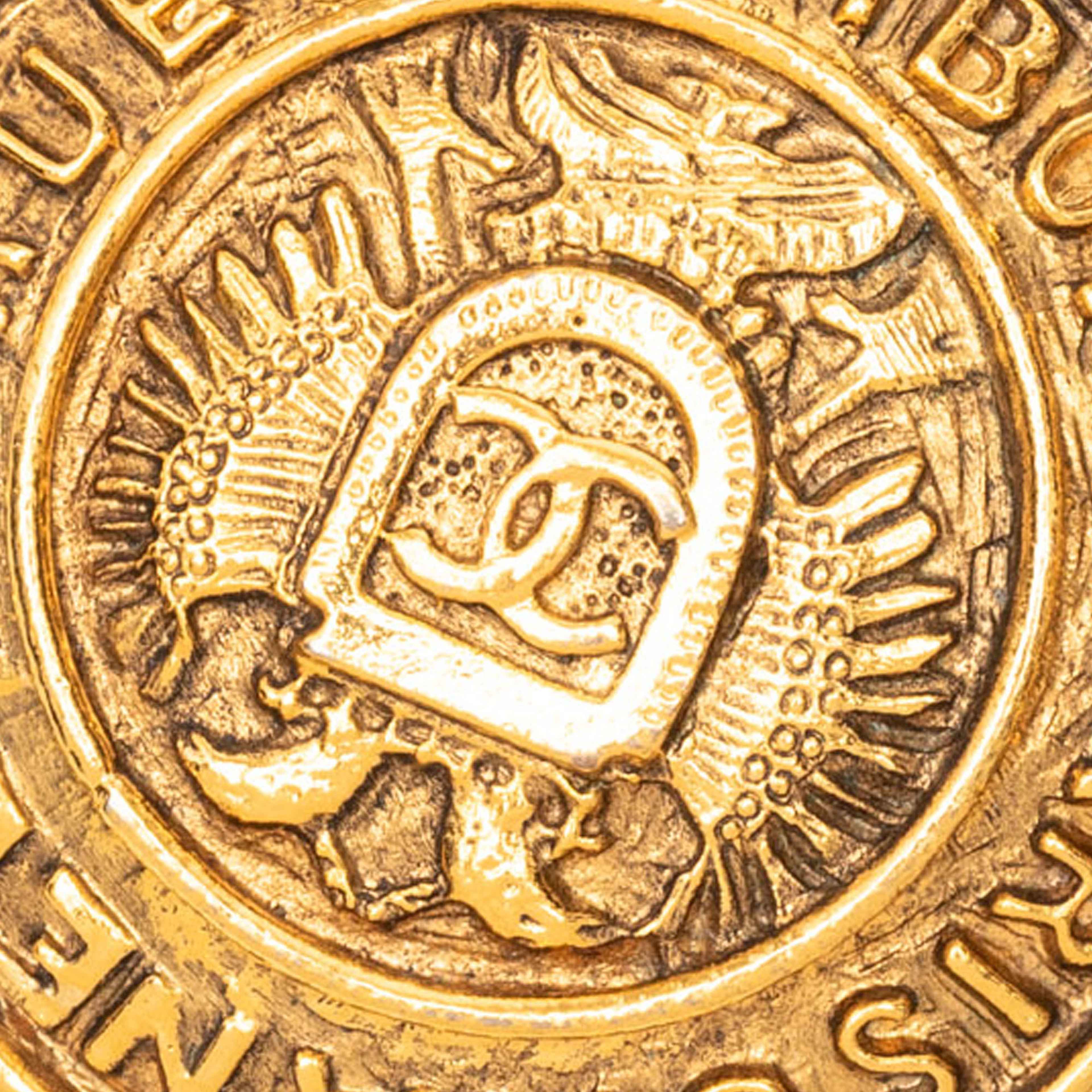 Chanel Gold Plated Medallion Link Bracelet, från Luxclusif, i färgen gold. Klicka för att öppna bilden i stort format