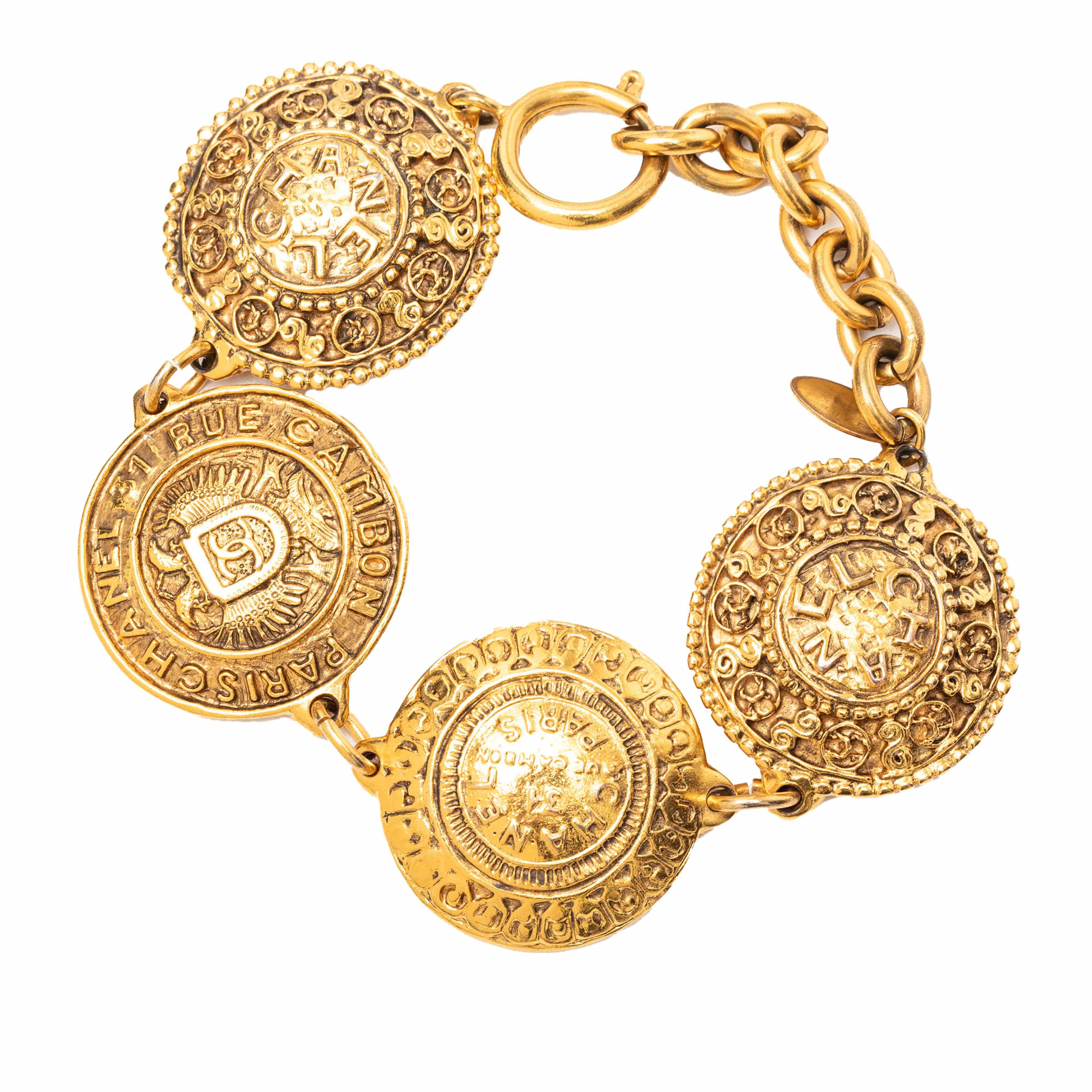 Chanel Gold Plated Medallion Link Bracelet, från Luxclusif, i färgen gold. Klicka för att öppna bilden i stort format