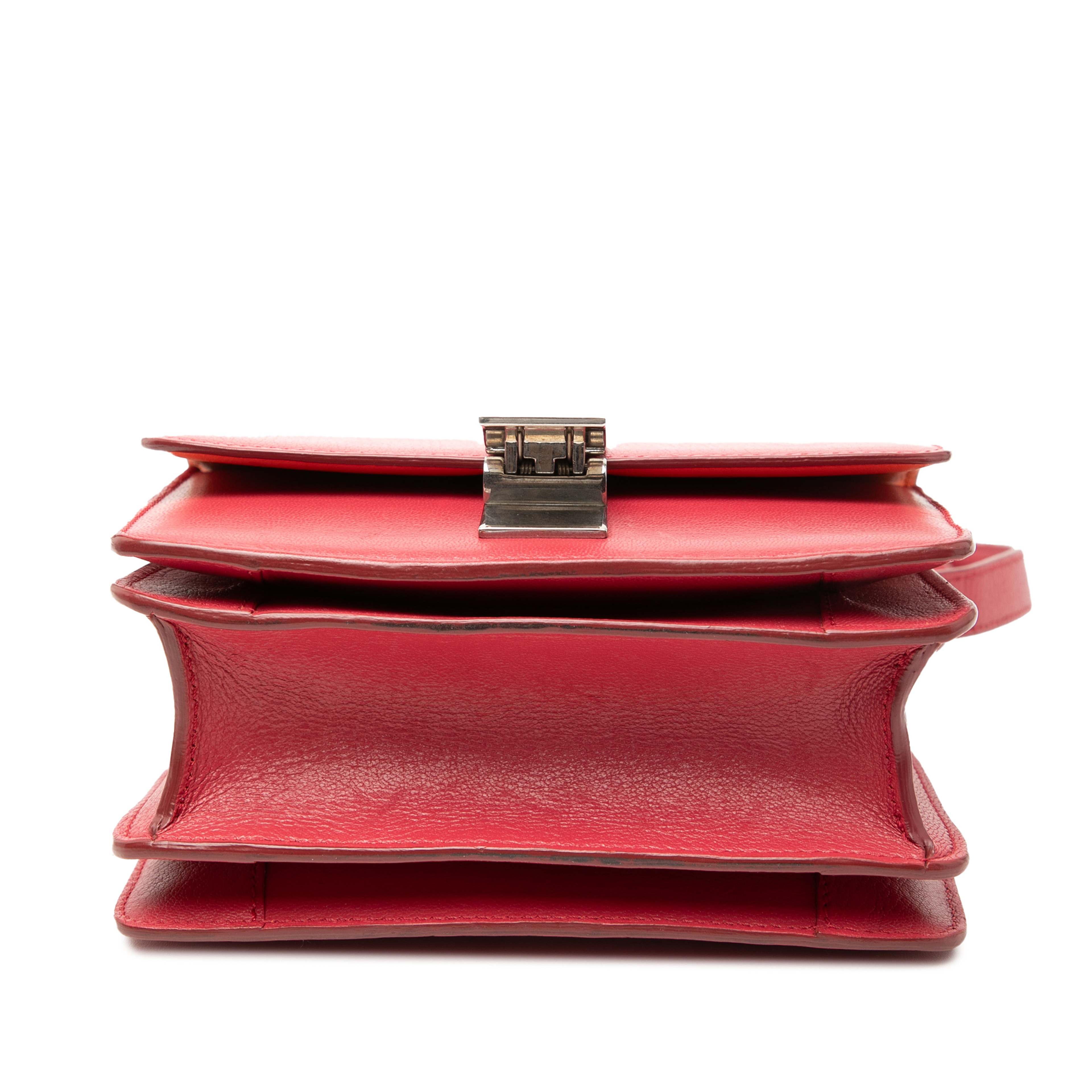 Celine Small Calfskin Classic Box, från Luxclusif, i färgen röd. Klicka för att öppna bilden i stort format