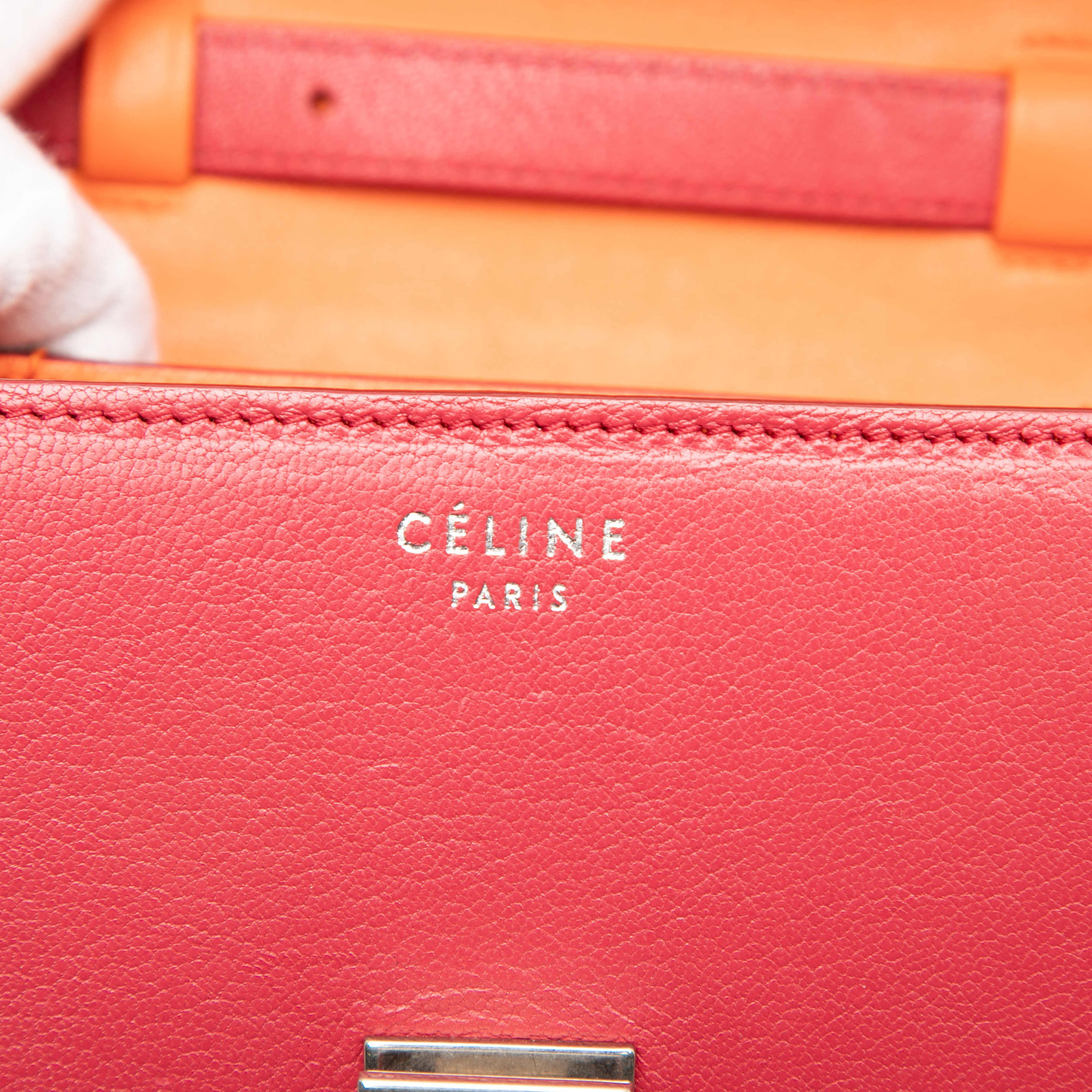 Celine Small Calfskin Classic Box, från Luxclusif, i färgen röd. Klicka för att öppna bilden i stort format