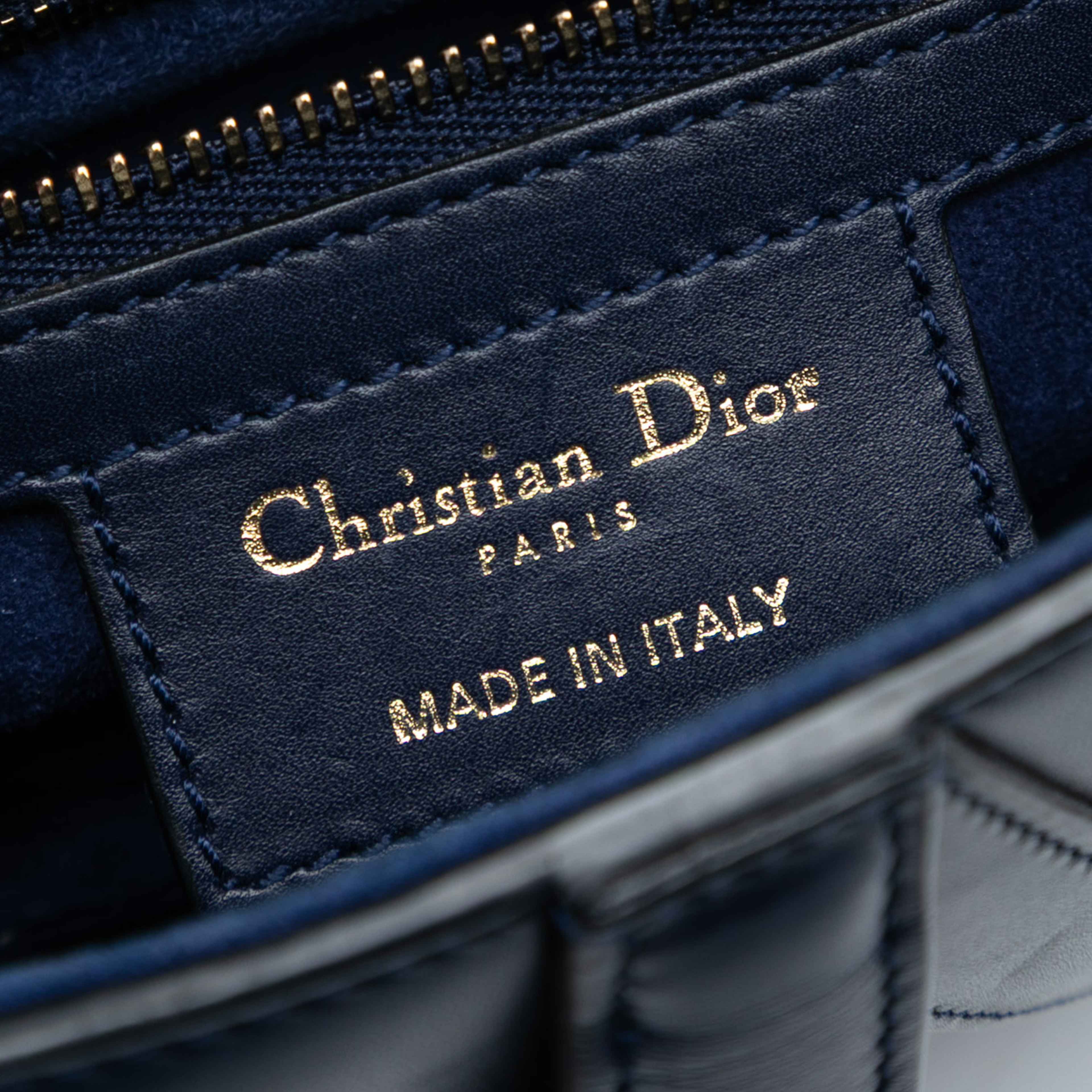 Dior Leather Saddle Bag, från Luxclusif, i färgen navy. Klicka för att öppna bilden i stort format