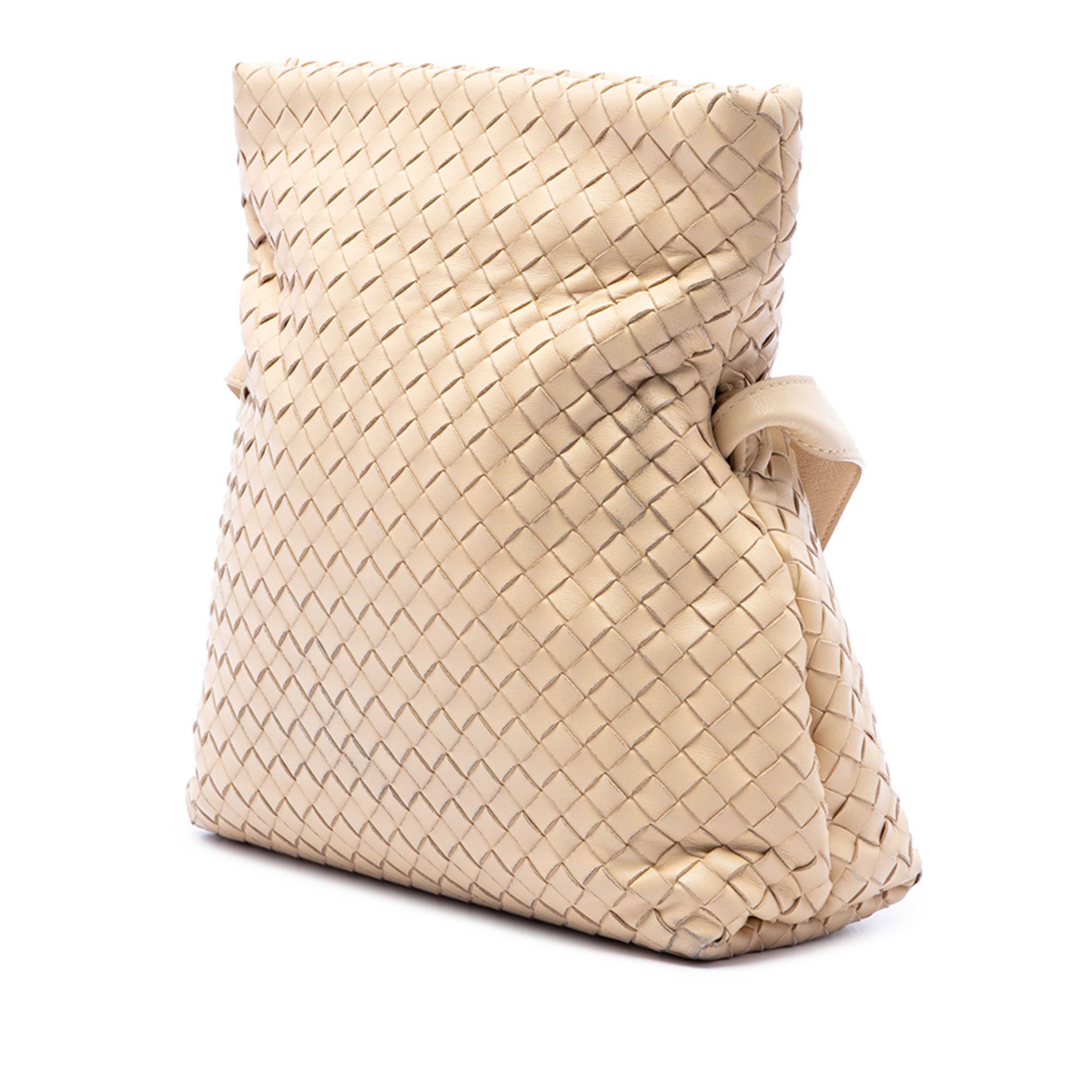 Bottega Veneta Nappa Intrecciato Fold Crossbody, från Luxclusif, i färgen beige. Klicka för att öppna bilden i stort format