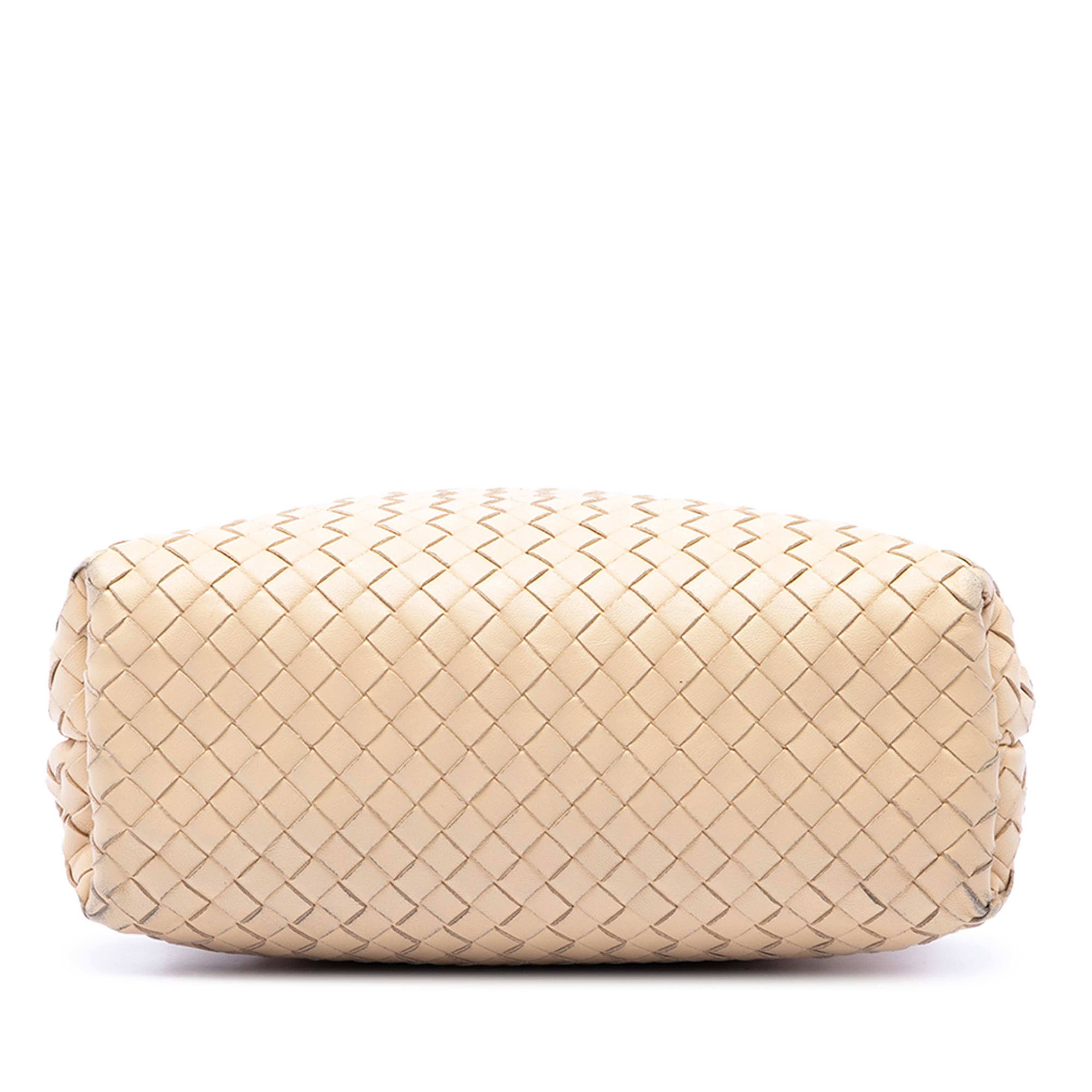 Bottega Veneta Nappa Intrecciato Fold Crossbody, från Luxclusif, i färgen beige. Klicka för att öppna bilden i stort format