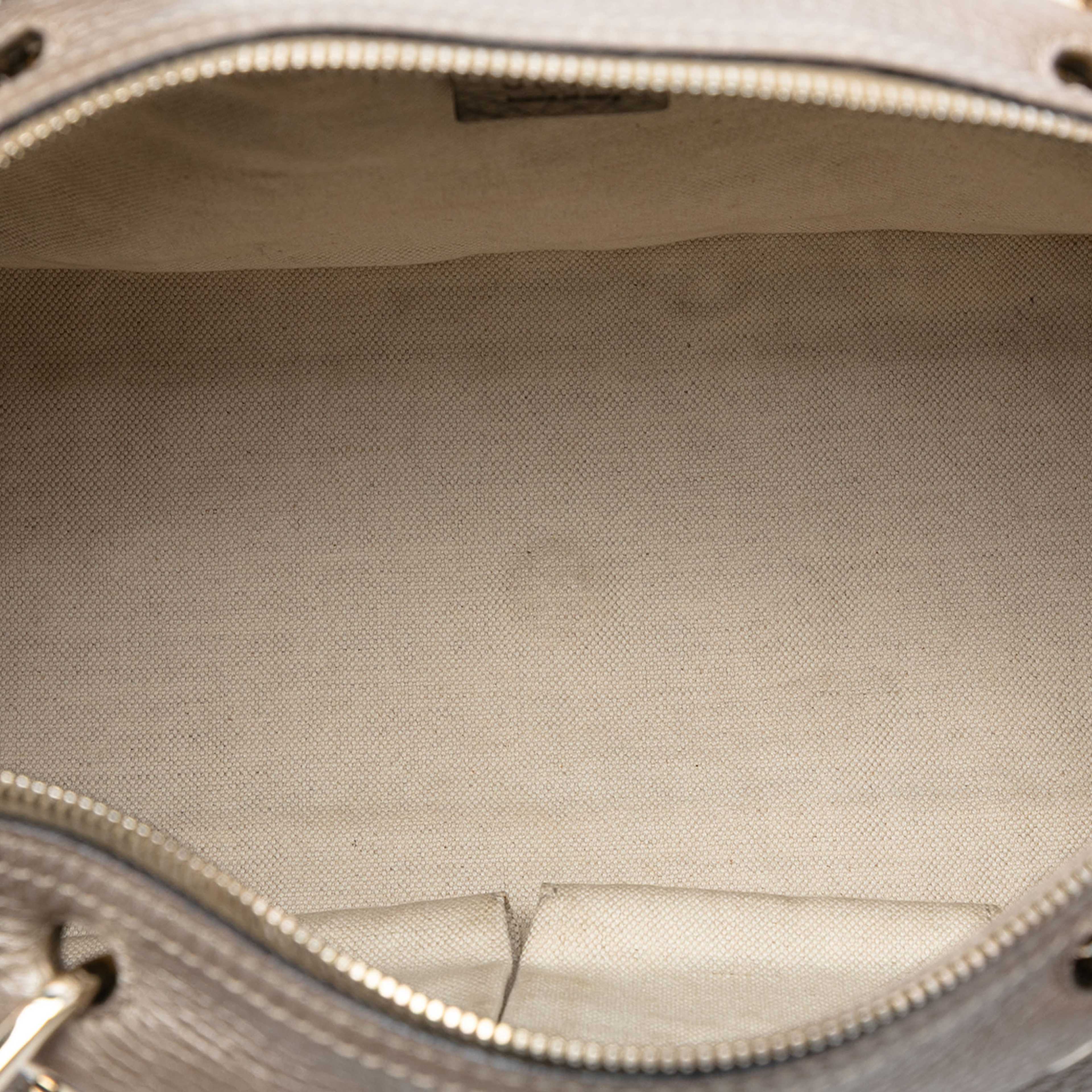 Gucci Medium Calfskin Bamboo Shopper Boston Bag, från Luxclusif, i färgen gold. Klicka för att öppna bilden i stort format