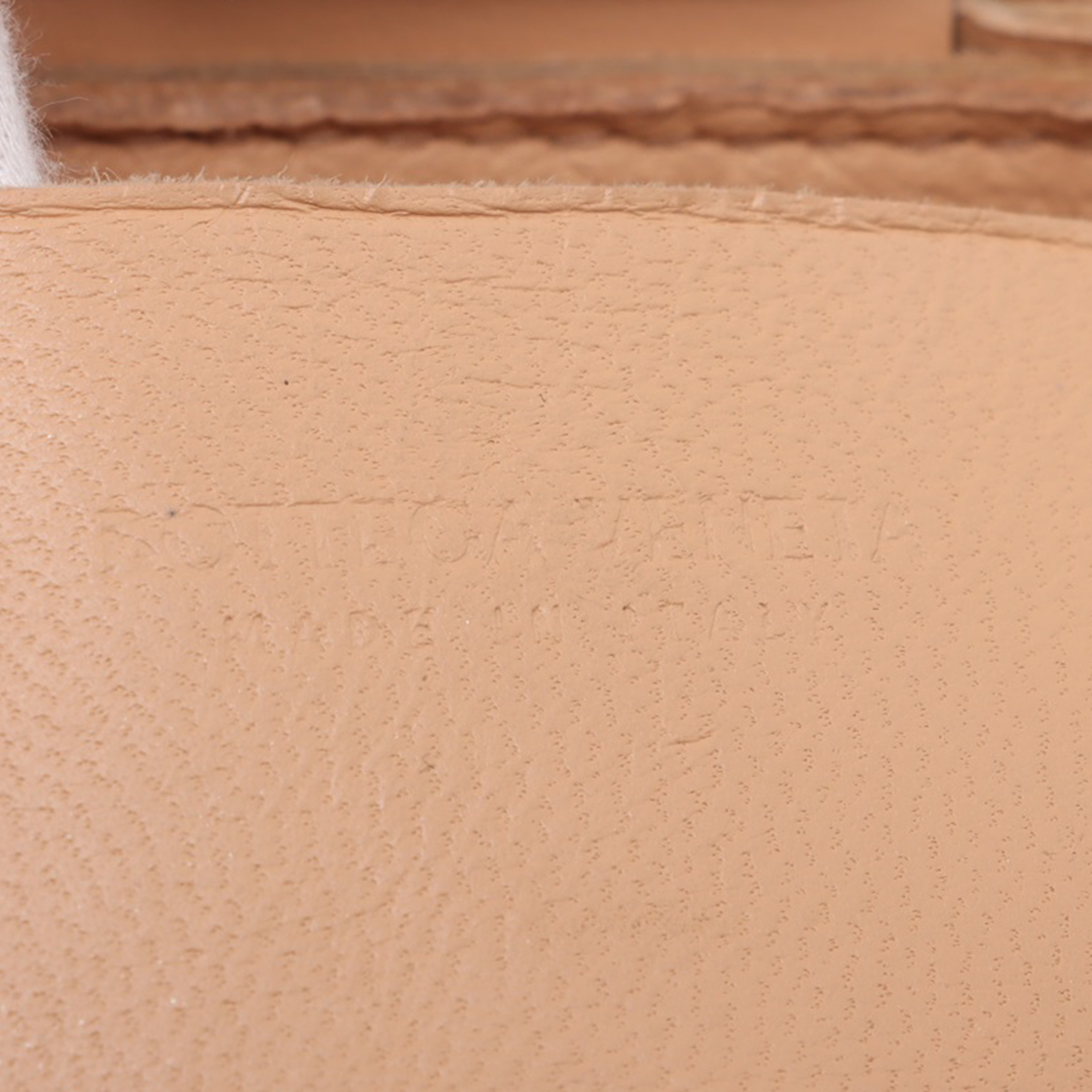 Bottega Veneta Candy Nappa Intrecciato Cassette Crossbody, från Luxclusif, i färgen nude. Klicka för att öppna bilden i stort format