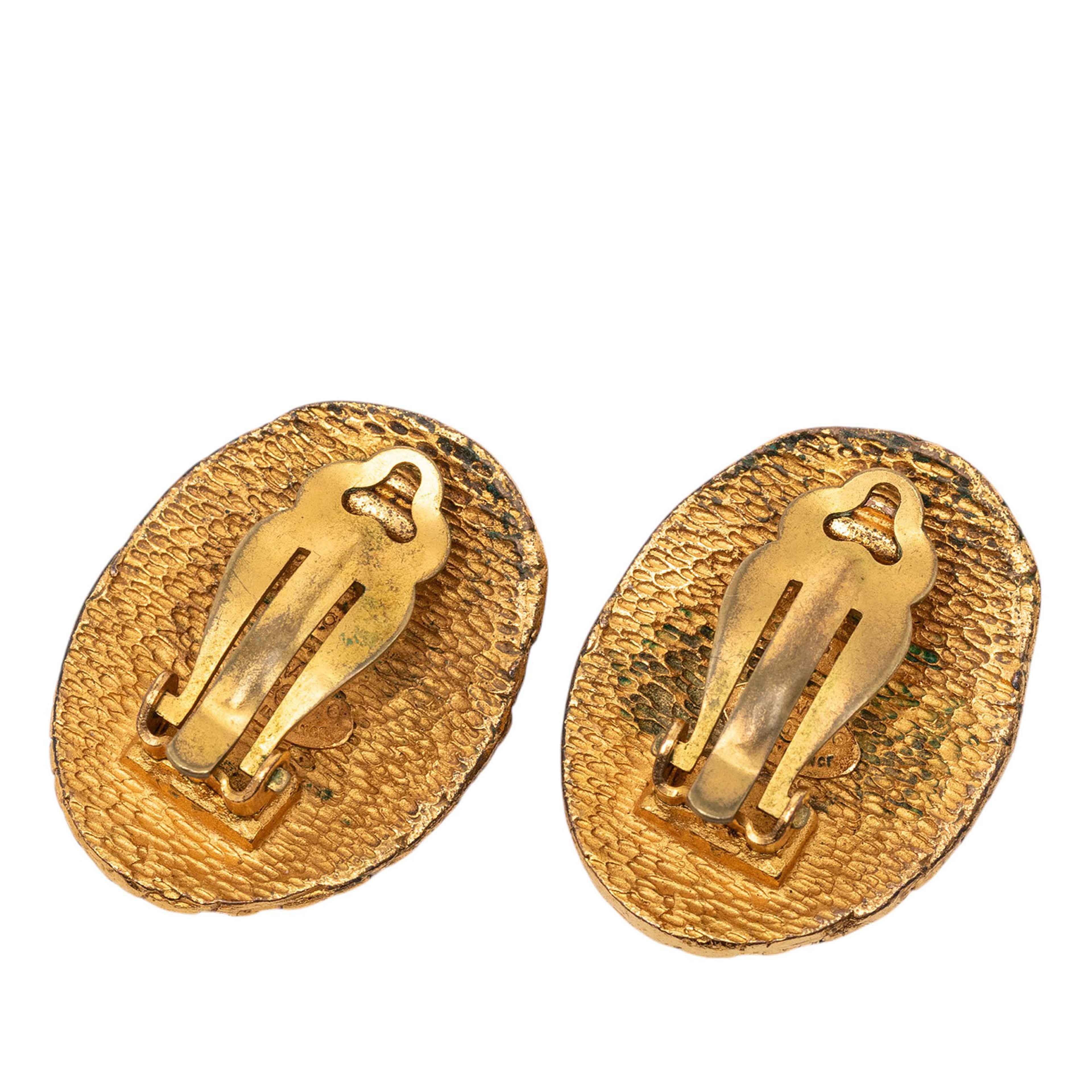 Chanel Cc Gold Plated Woven Oval Clip On Earrings, från Luxclusif, i färgen guld. Klicka för att öppna bilden i stort format