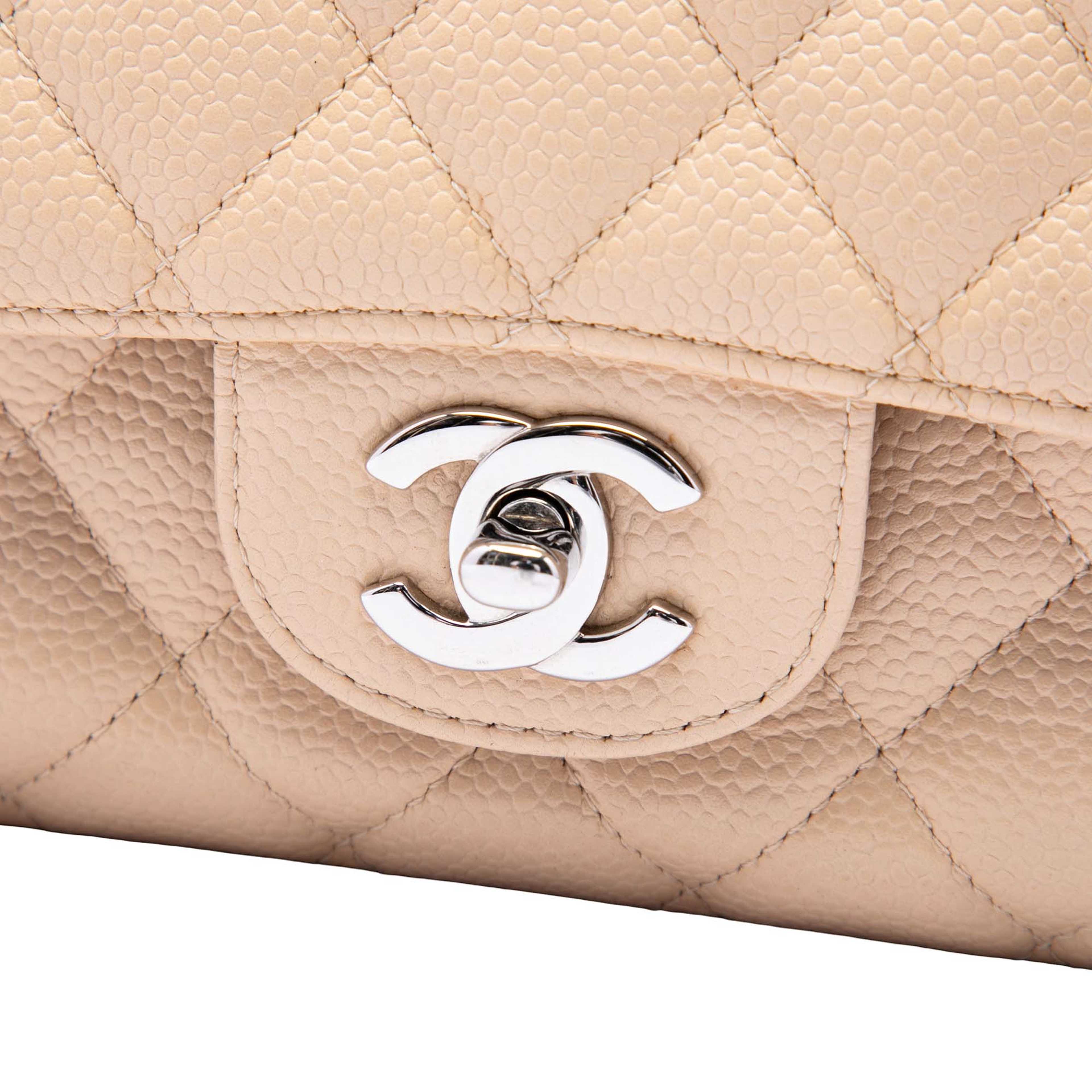 Chanel Medium Classic Caviar Double Flap, från Luxclusif, i färgen beige. Klicka för att öppna bilden i stort format