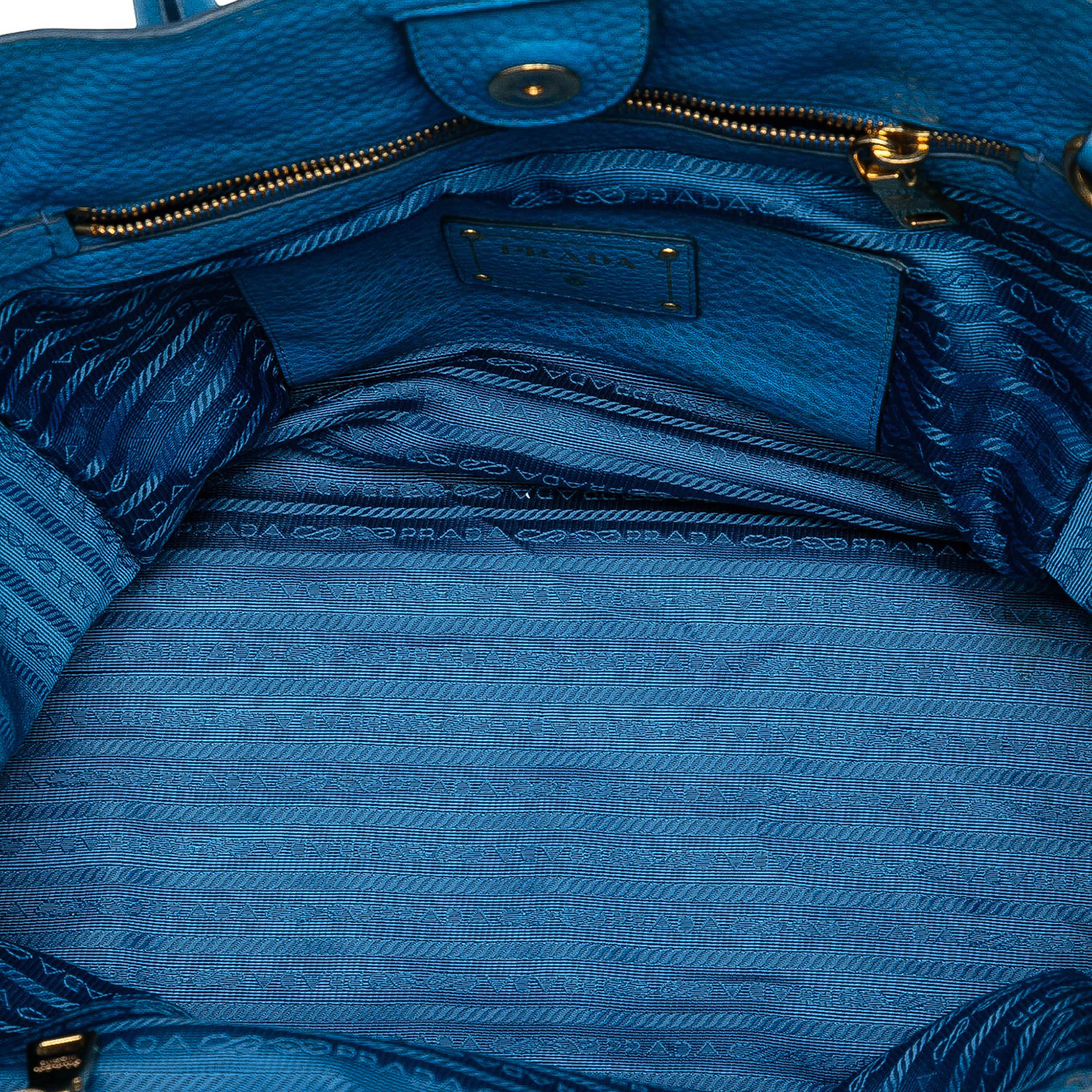 Prada Vitello Daino Open Convertible Tote, från Luxclusif, i färgen blue. Klicka för att öppna bilden i stort format