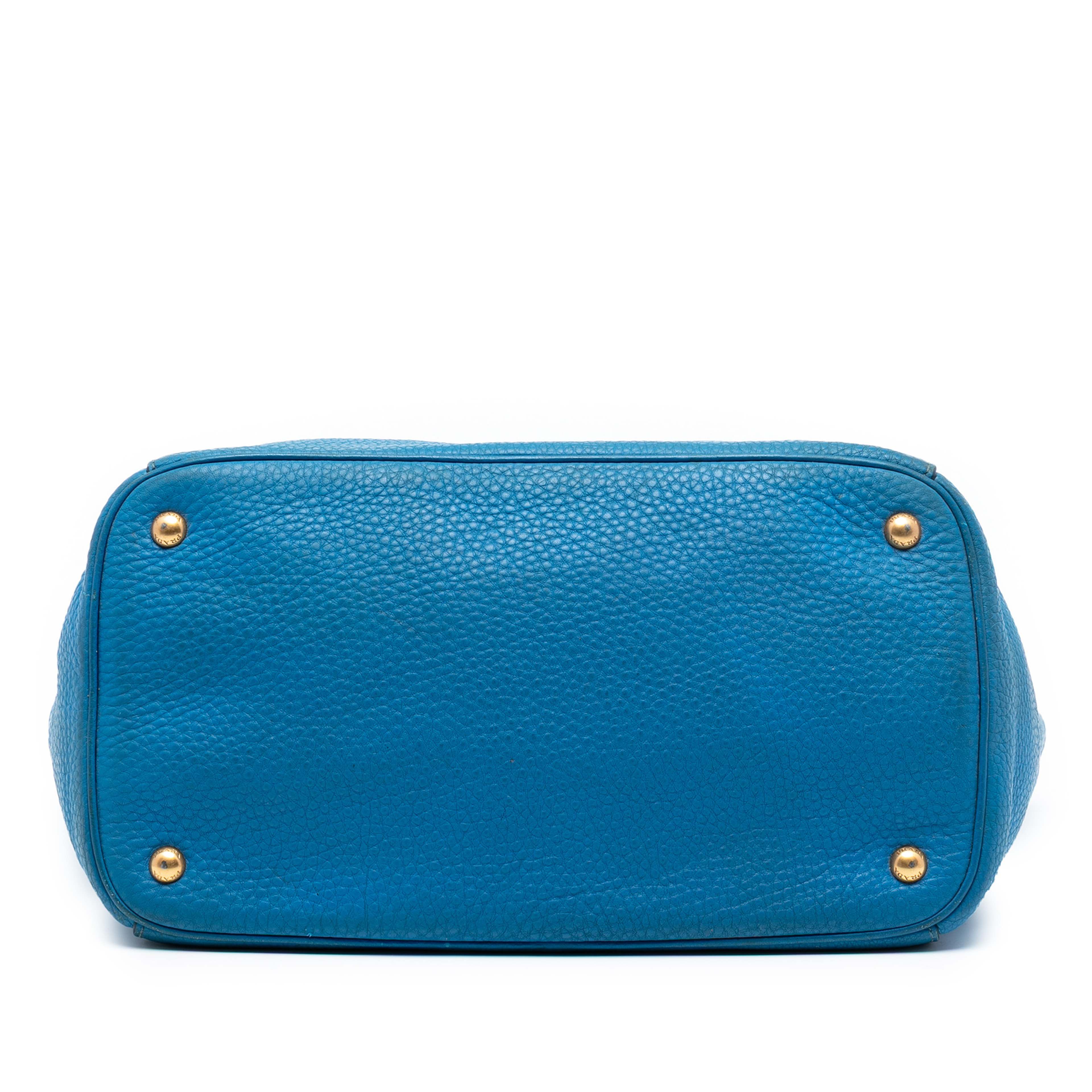 Prada Vitello Daino Open Convertible Tote, från Luxclusif, i färgen blå. Klicka för att öppna bilden i stort format