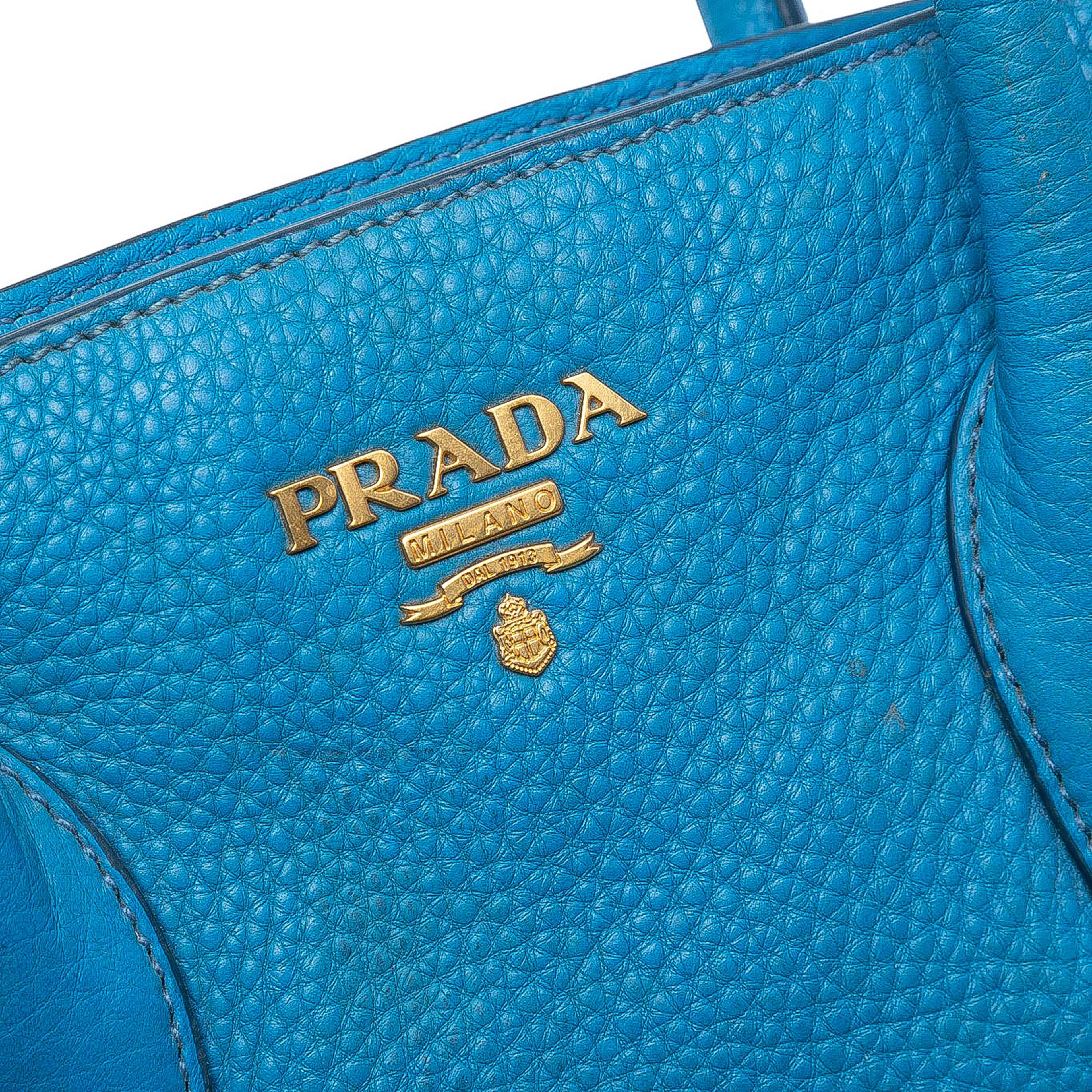 Prada Vitello Daino Open Convertible Tote, från Luxclusif, i färgen blue. Klicka för att öppna bilden i stort format
