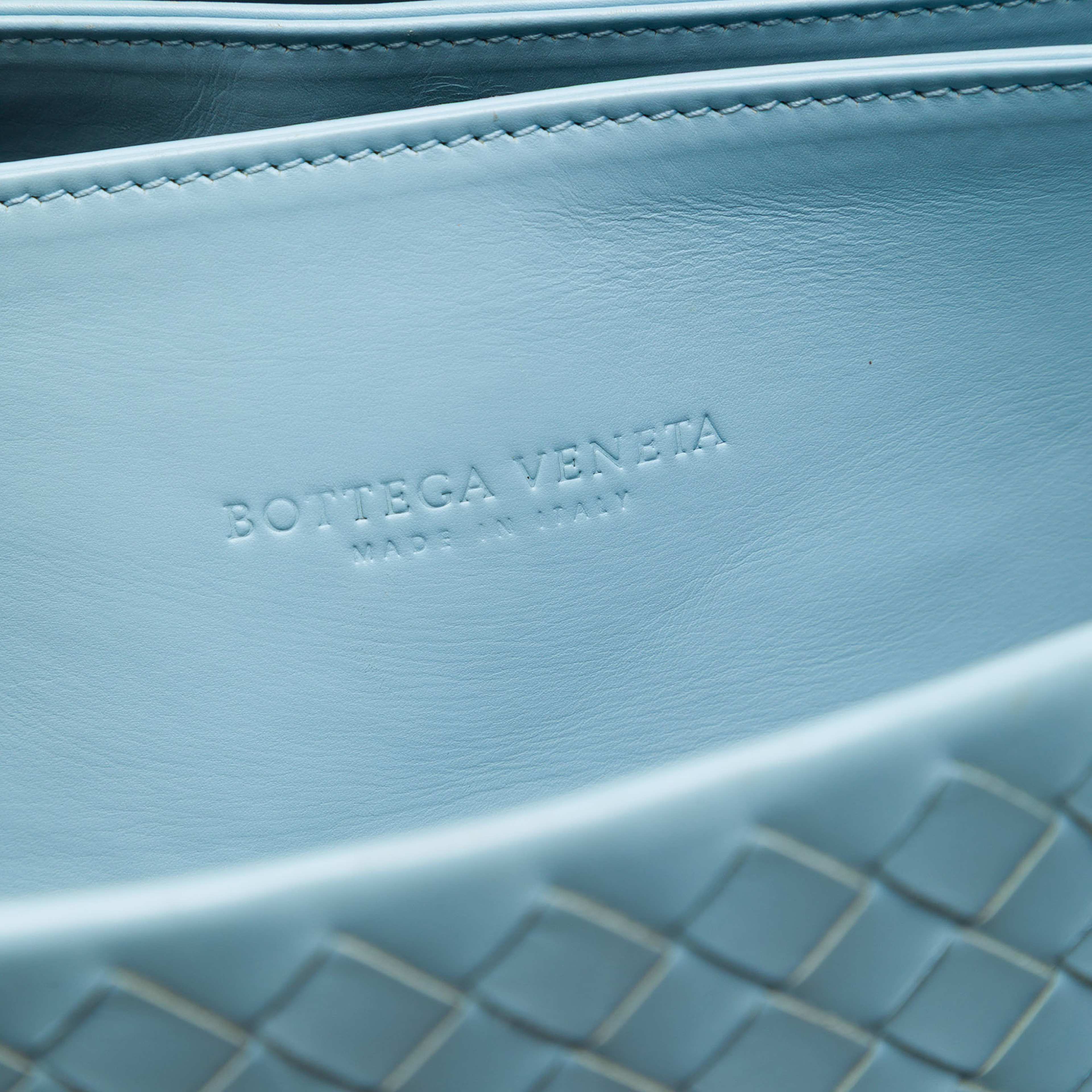 Bottega Veneta Medium Nappa Intrecciato Roma Tote, från Luxclusif, i färgen blå. Klicka för att öppna bilden i stort format