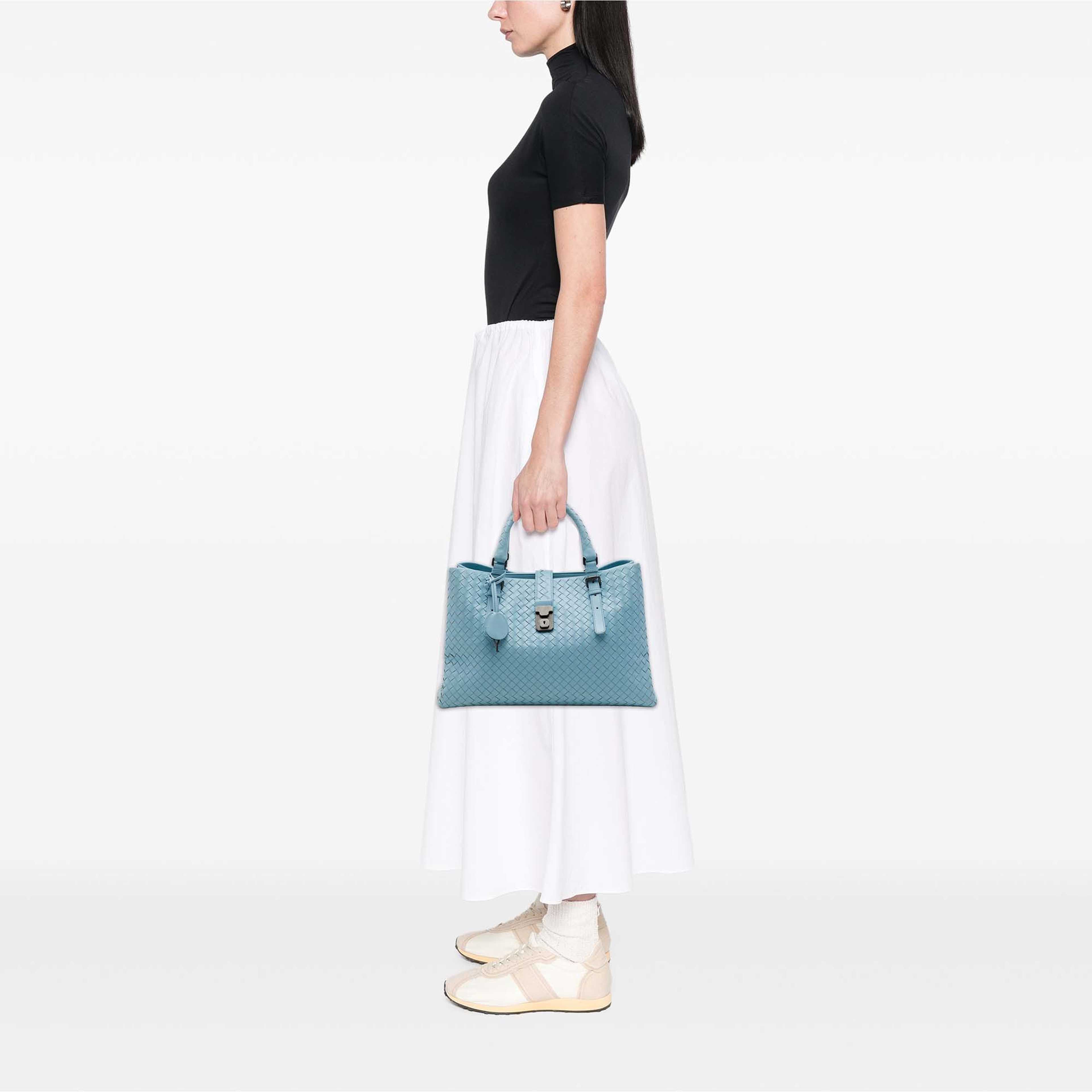 Bottega Veneta Medium Nappa Intrecciato Roma Tote, från Luxclusif, i färgen blå. Klicka för att öppna bilden i stort format