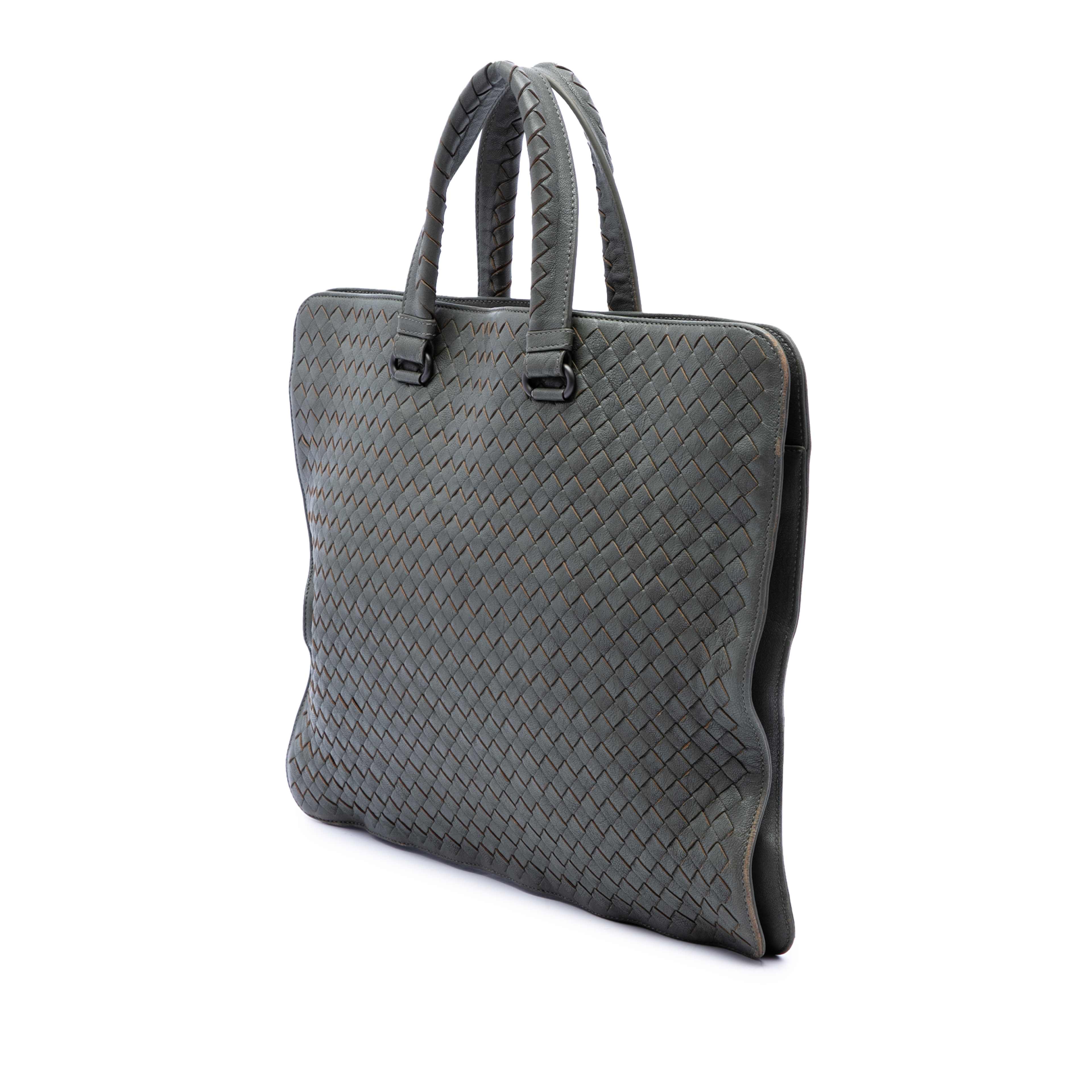 Bottega Veneta Nappa Intrecciato Business Bag, från Luxclusif, i färgen grå. Klicka för att öppna bilden i stort format