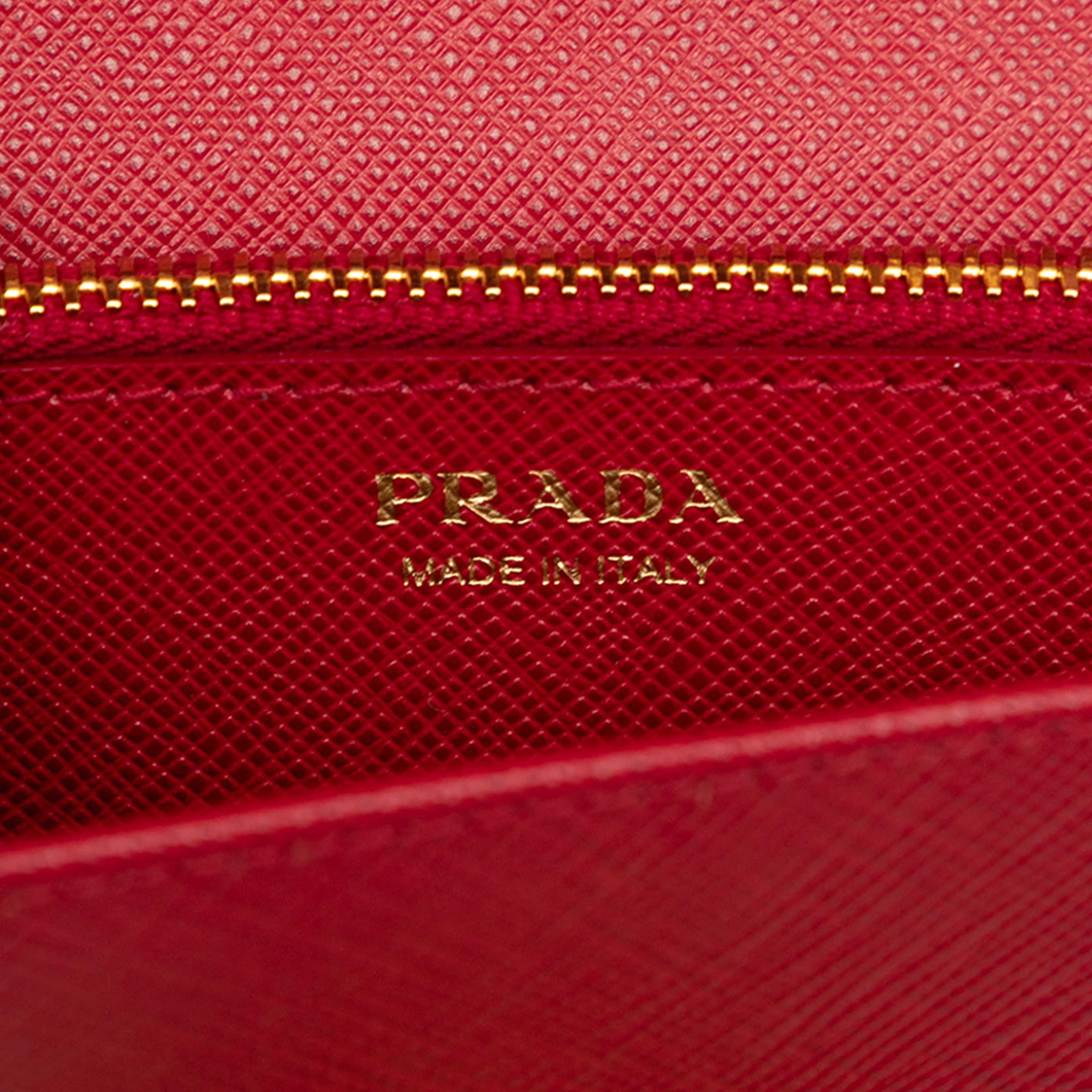 Prada Saffiano Lux Flip Lock Wallet On Chain, från Luxclusif, i färgen röd. Klicka för att öppna bilden i stort format