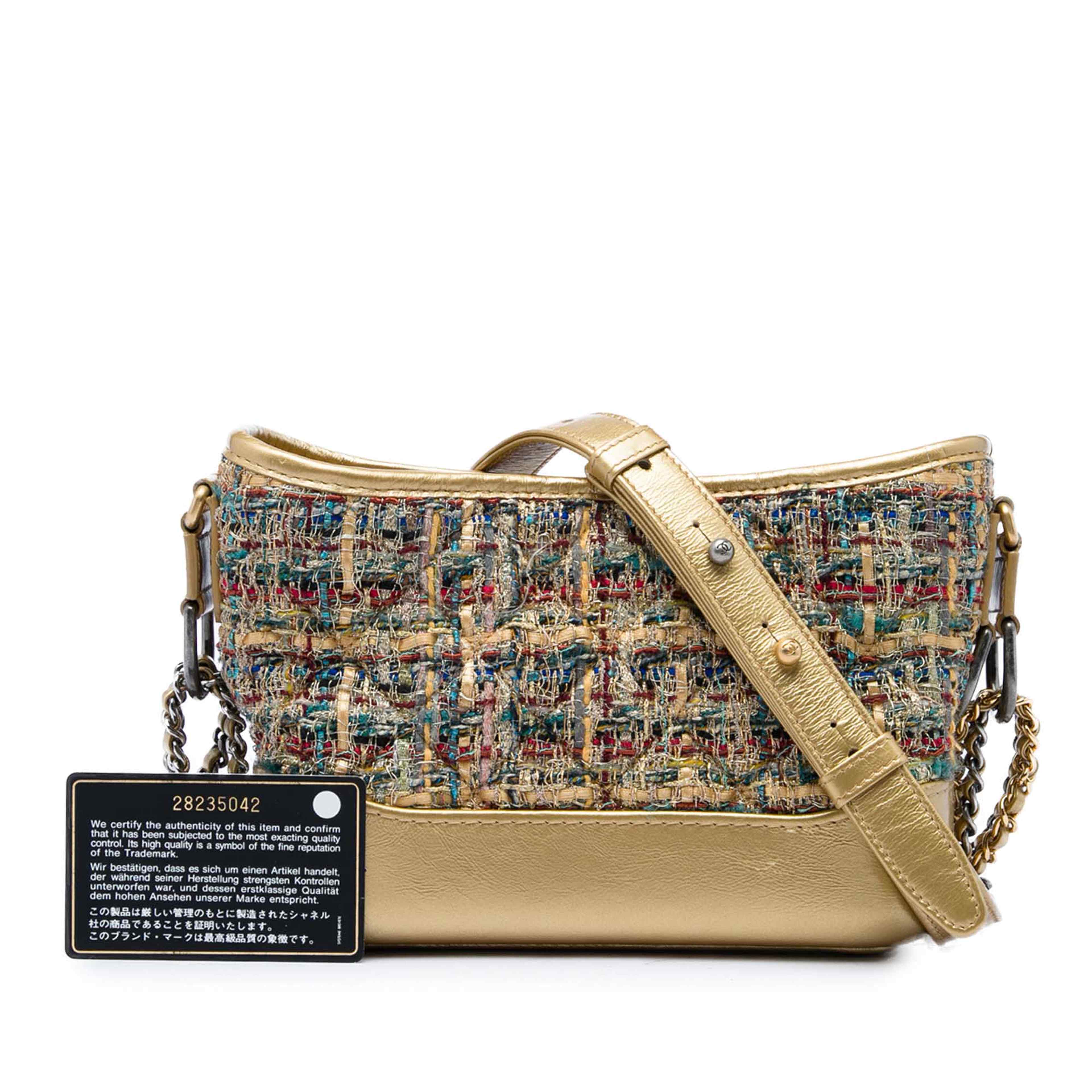 Chanel Small Tweed And Metallic Calfskin Gabrielle Crossbody, från Luxclusif, i färgen guld. Klicka för att öppna bilden i stort format