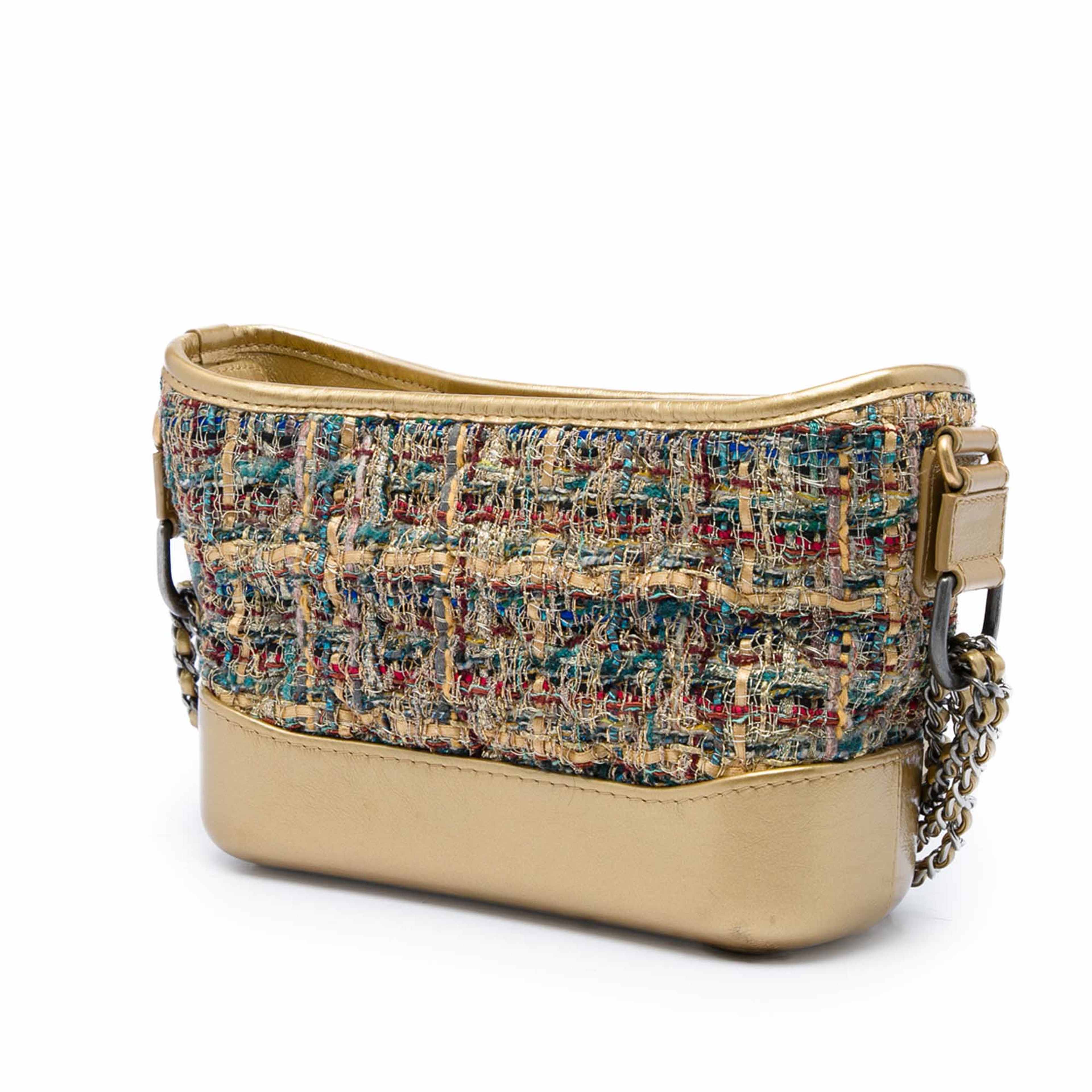 Chanel Small Tweed And Metallic Calfskin Gabrielle Crossbody, från Luxclusif, i färgen guld. Klicka för att öppna bilden i stort format