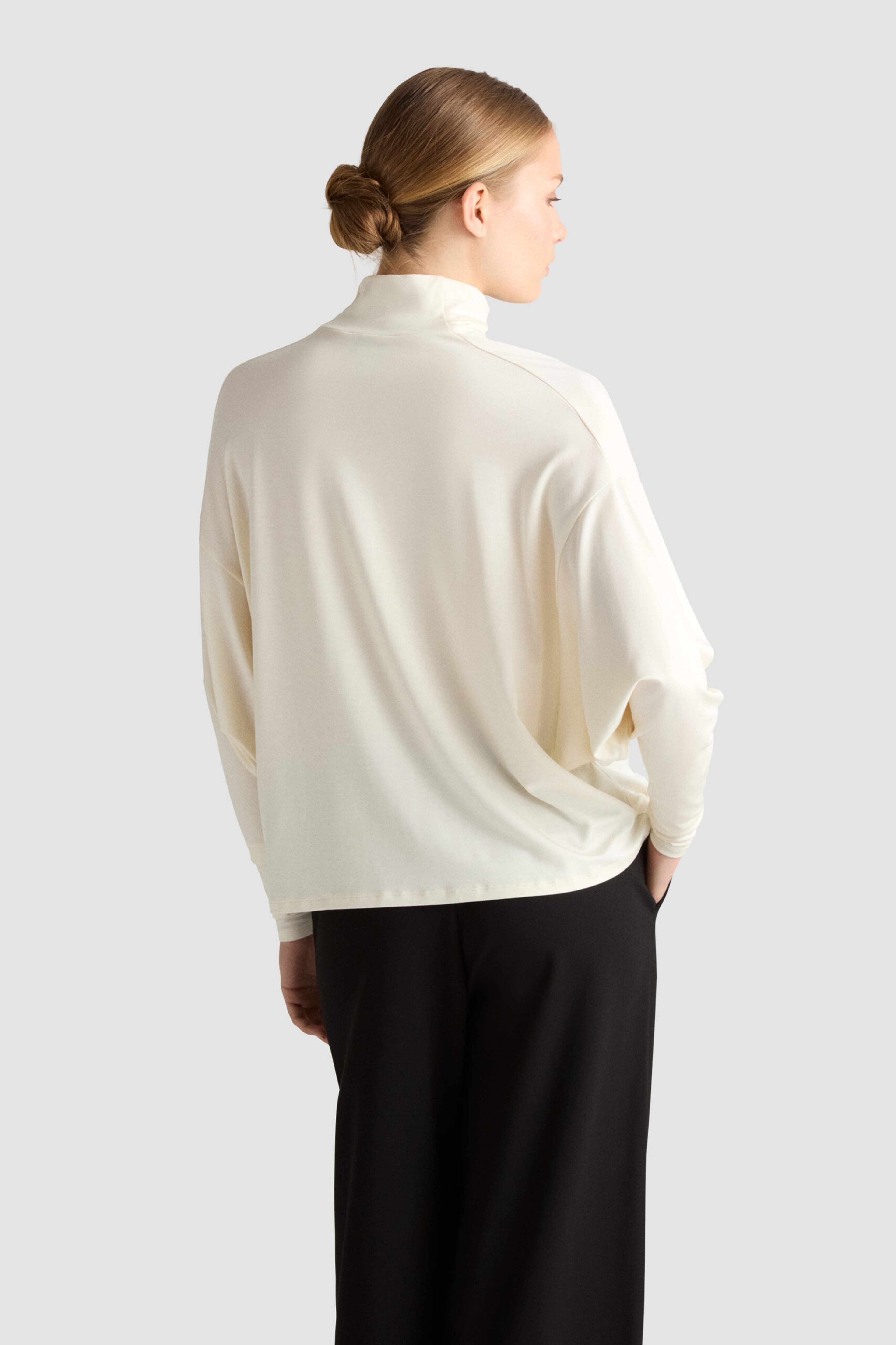 Griet Turtleneck - Paper, från Residus, i färgen white. Klicka för att öppna bilden i stort format