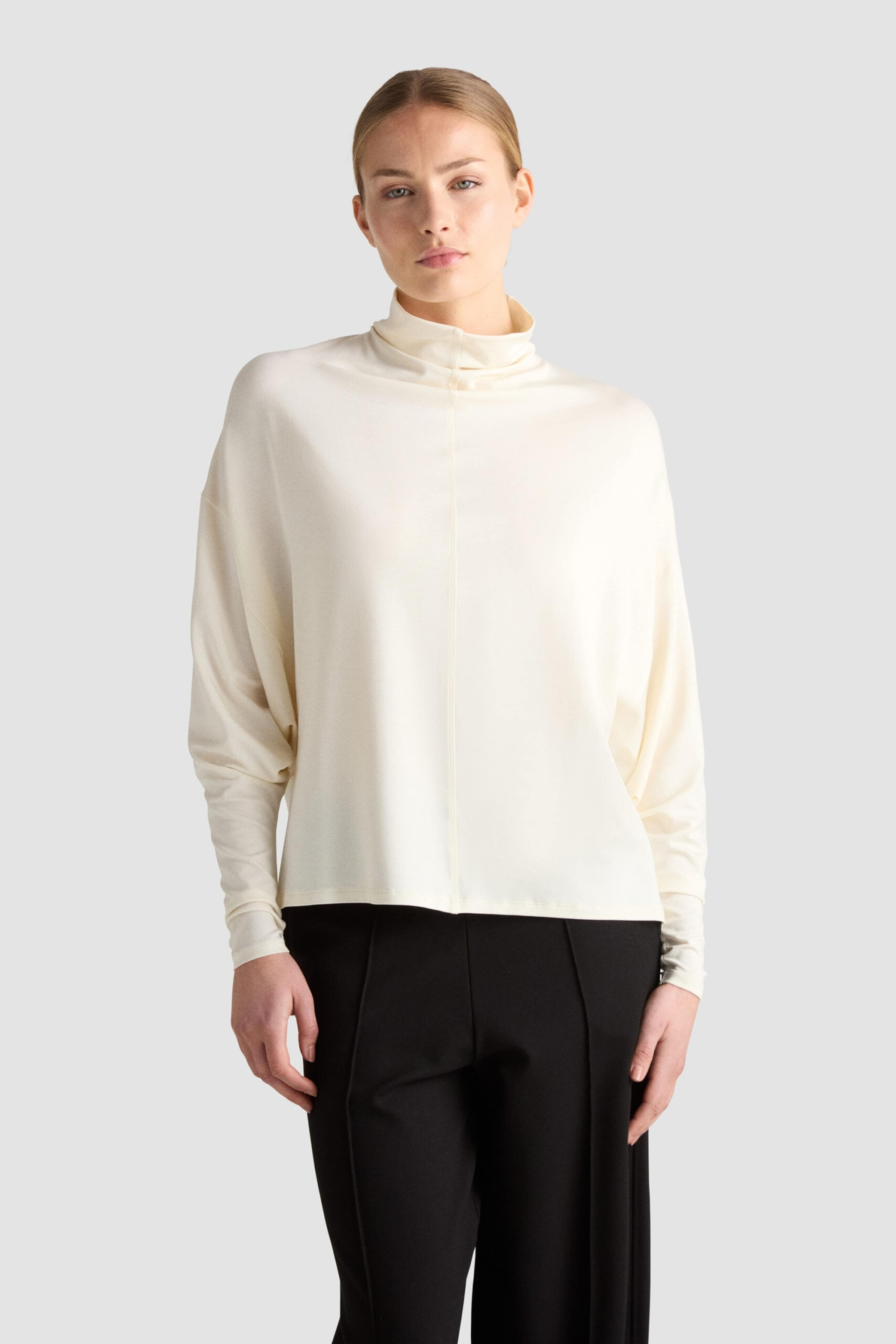 Griet Turtleneck - Paper, från Residus, i färgen white. Klicka för att öppna bilden i stort format