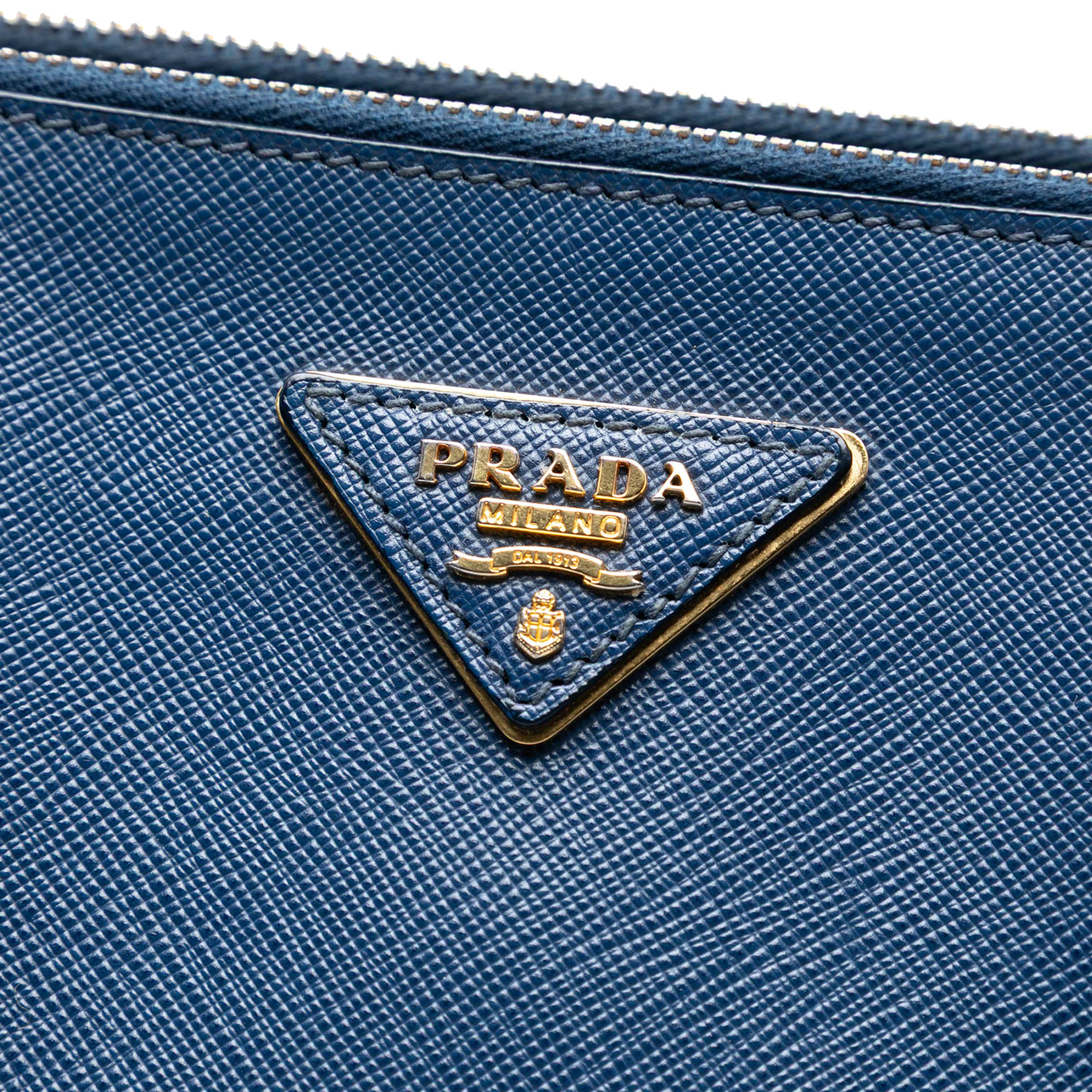 Prada Medium Saffiano Lux Galleria Double Zip Satchel, från Luxclusif, i färgen dark blue. Klicka för att öppna bilden i stort format