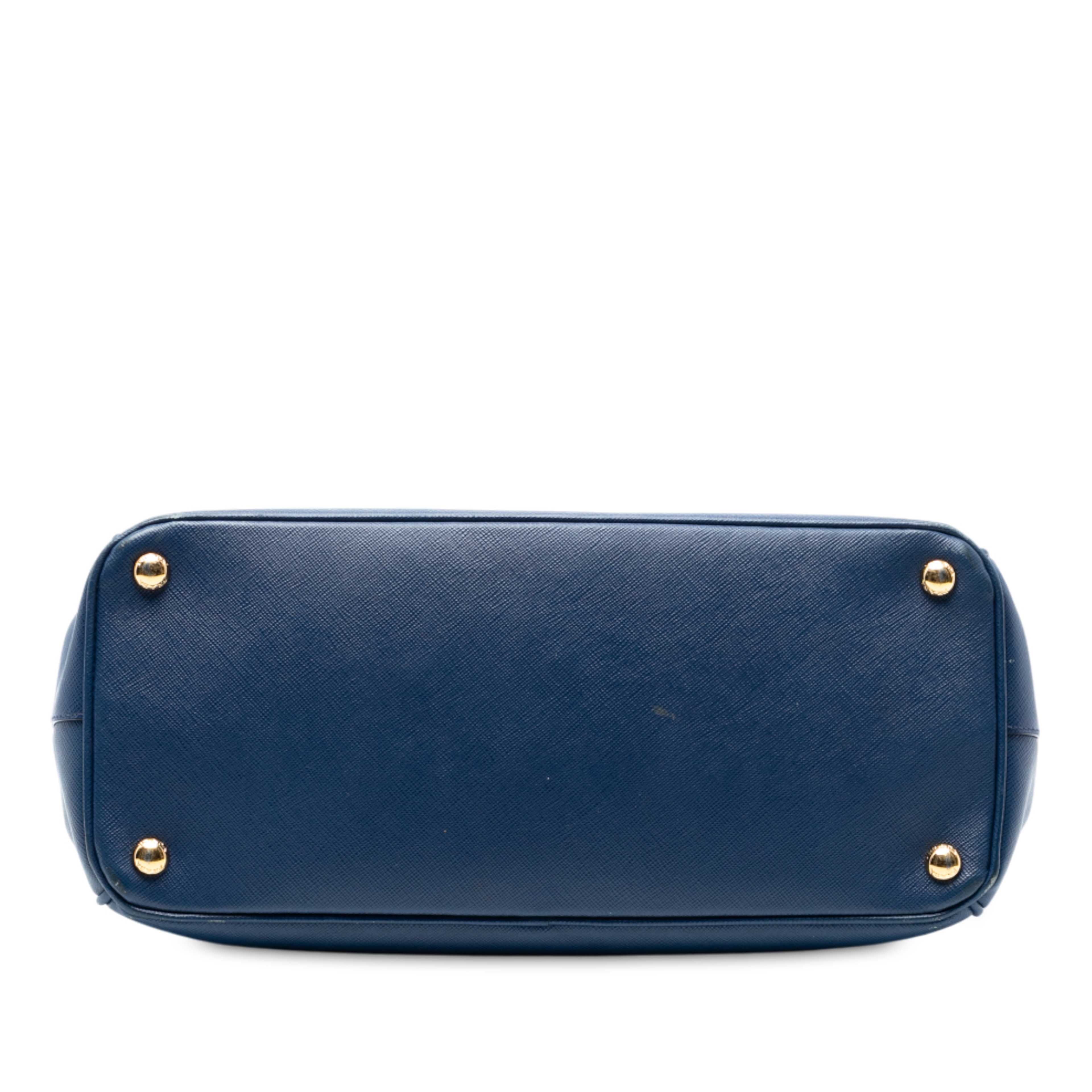 Prada Medium Saffiano Lux Galleria Double Zip Satchel, från Luxclusif, i färgen dark blue. Klicka för att öppna bilden i stort format