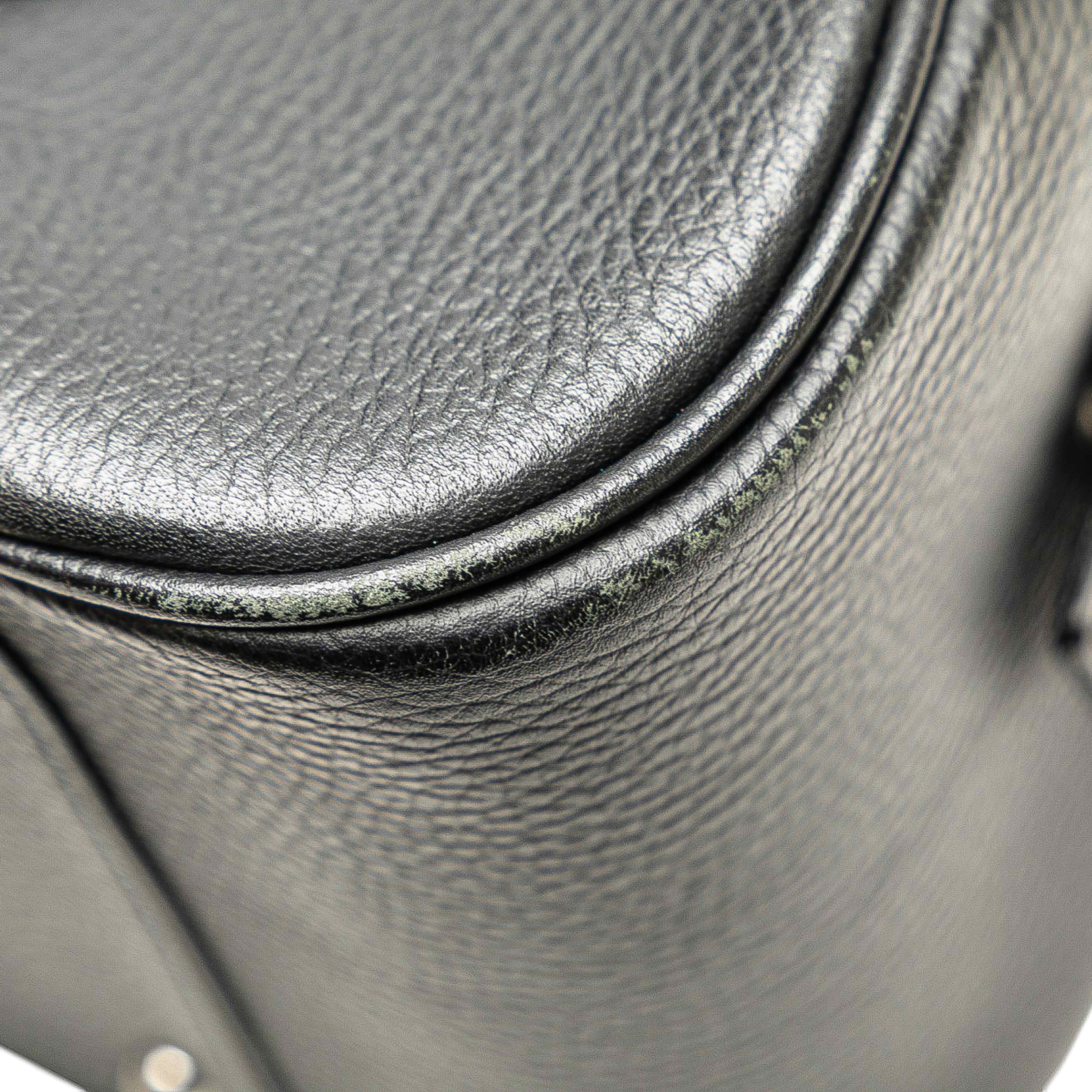 Burberry Leather Boston Bag, från Luxclusif, i färgen black. Klicka för att öppna bilden i stort format