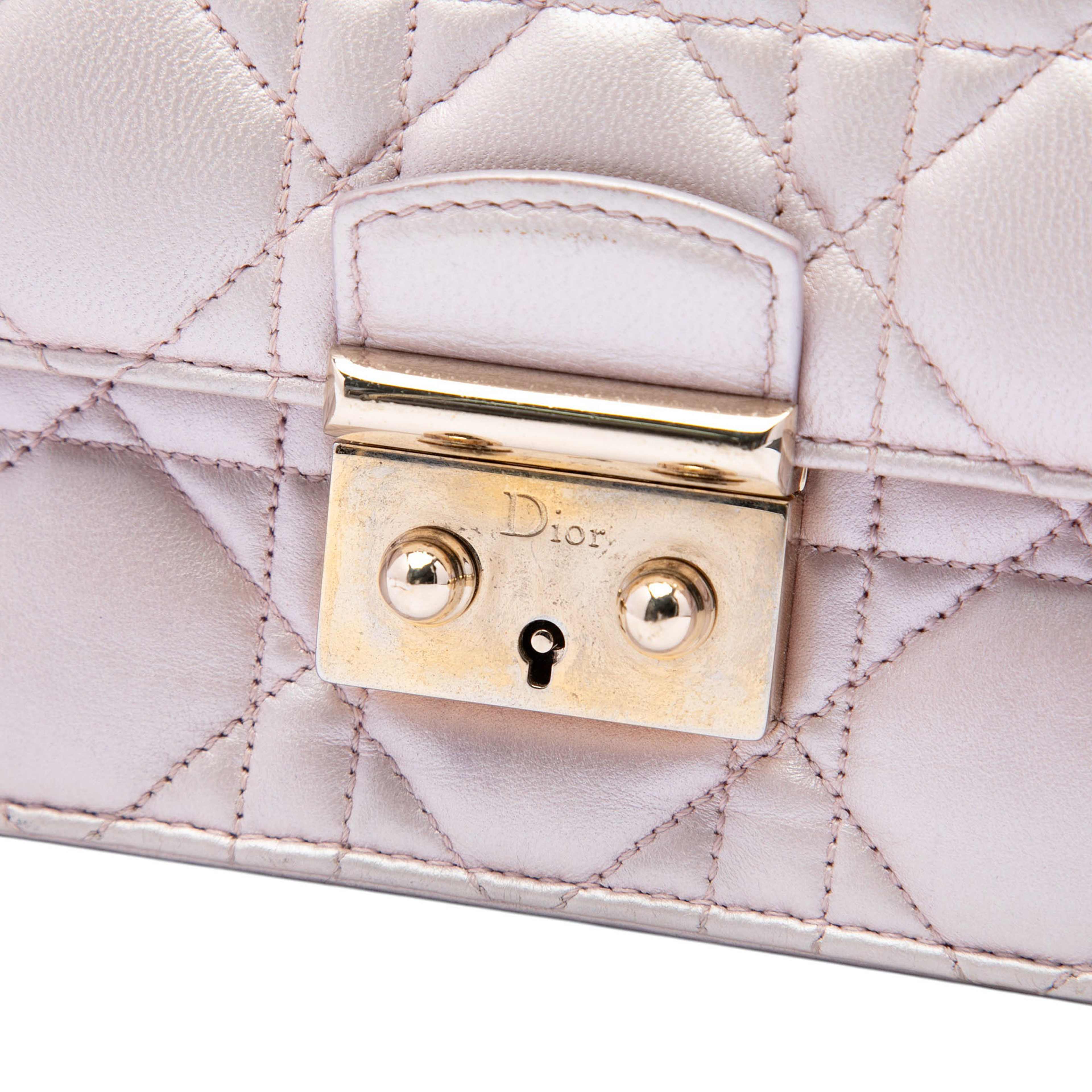 Dior Metallic Lambskin Cannage Miss Dior Promenade Crossbody, från Luxclusif, i färgen rosa. Klicka för att öppna bilden i stort format