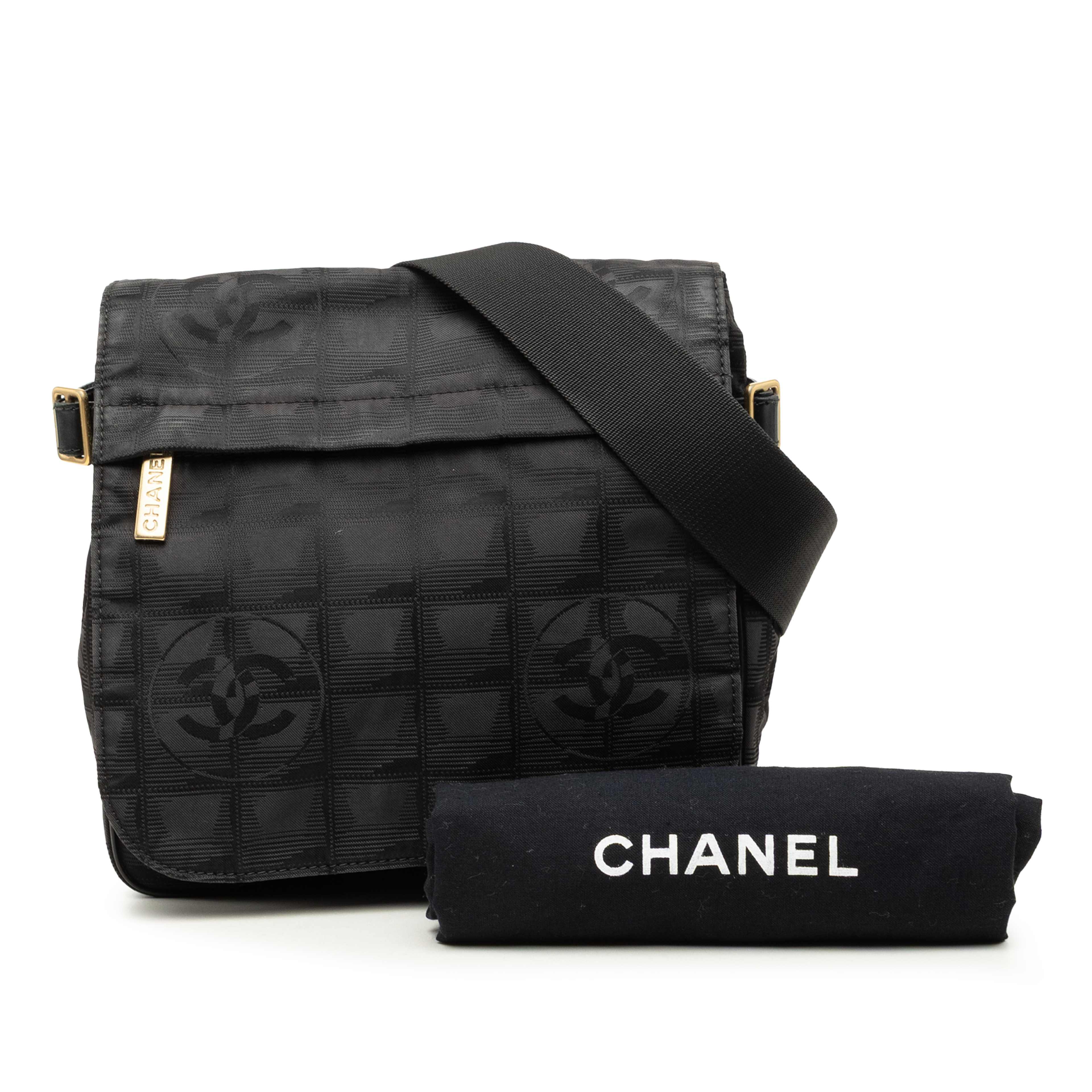 Chanel New Travel Line Nylon Messenger Bag, från Luxclusif, i färgen svart. Klicka för att öppna bilden i stort format