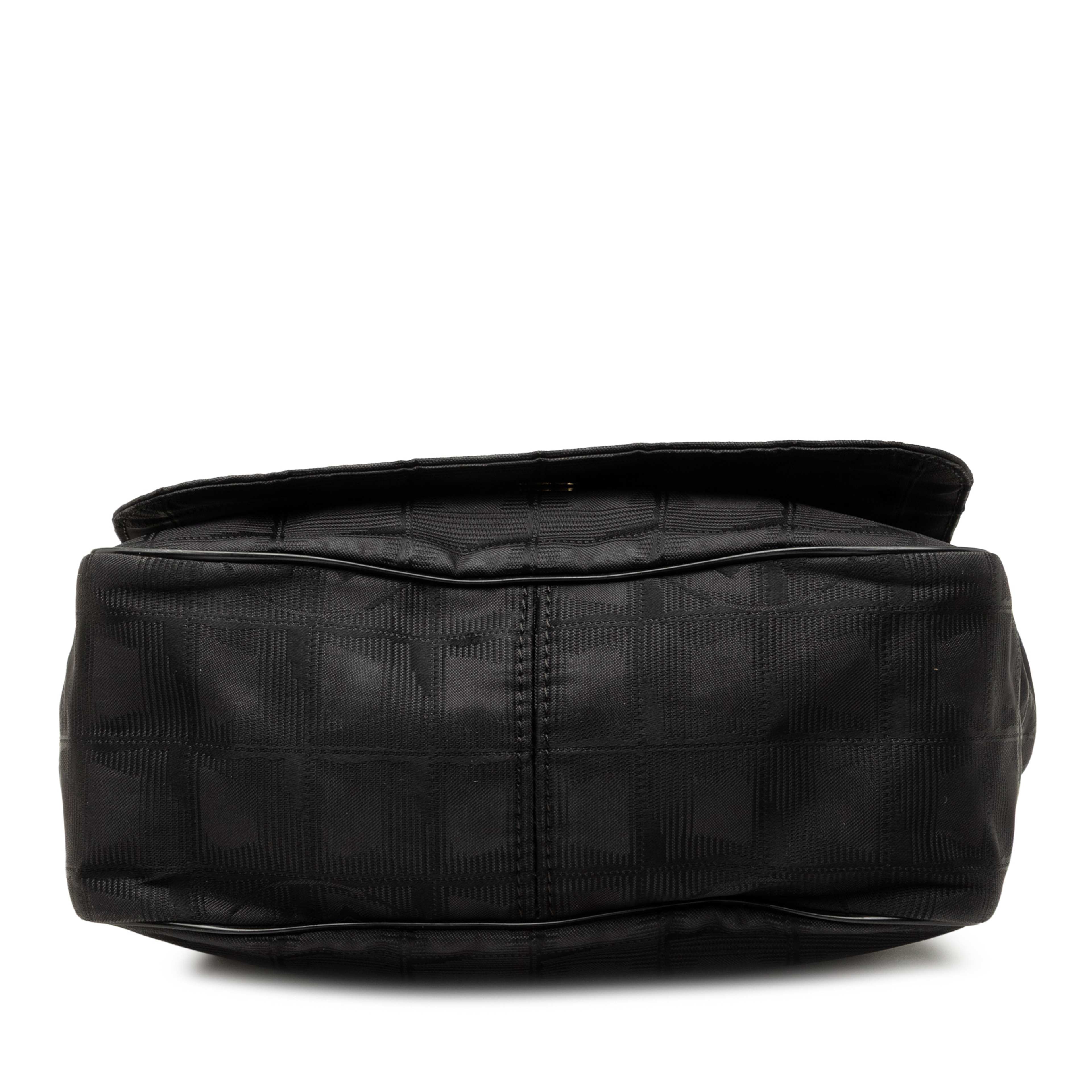 Chanel New Travel Line Nylon Messenger Bag, från Luxclusif, i färgen svart. Klicka för att öppna bilden i stort format