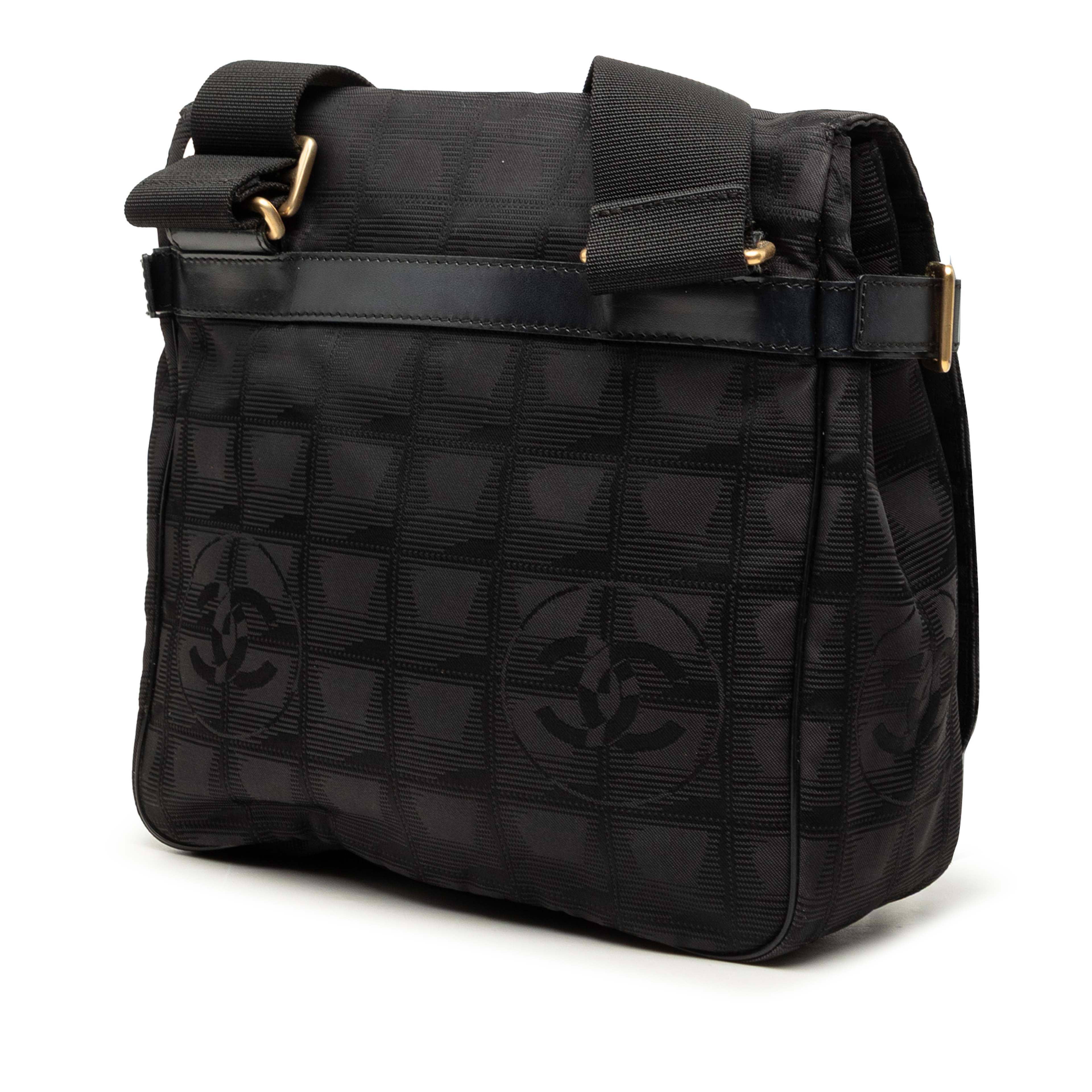 Chanel New Travel Line Nylon Messenger Bag, från Luxclusif, i färgen svart. Klicka för att öppna bilden i stort format