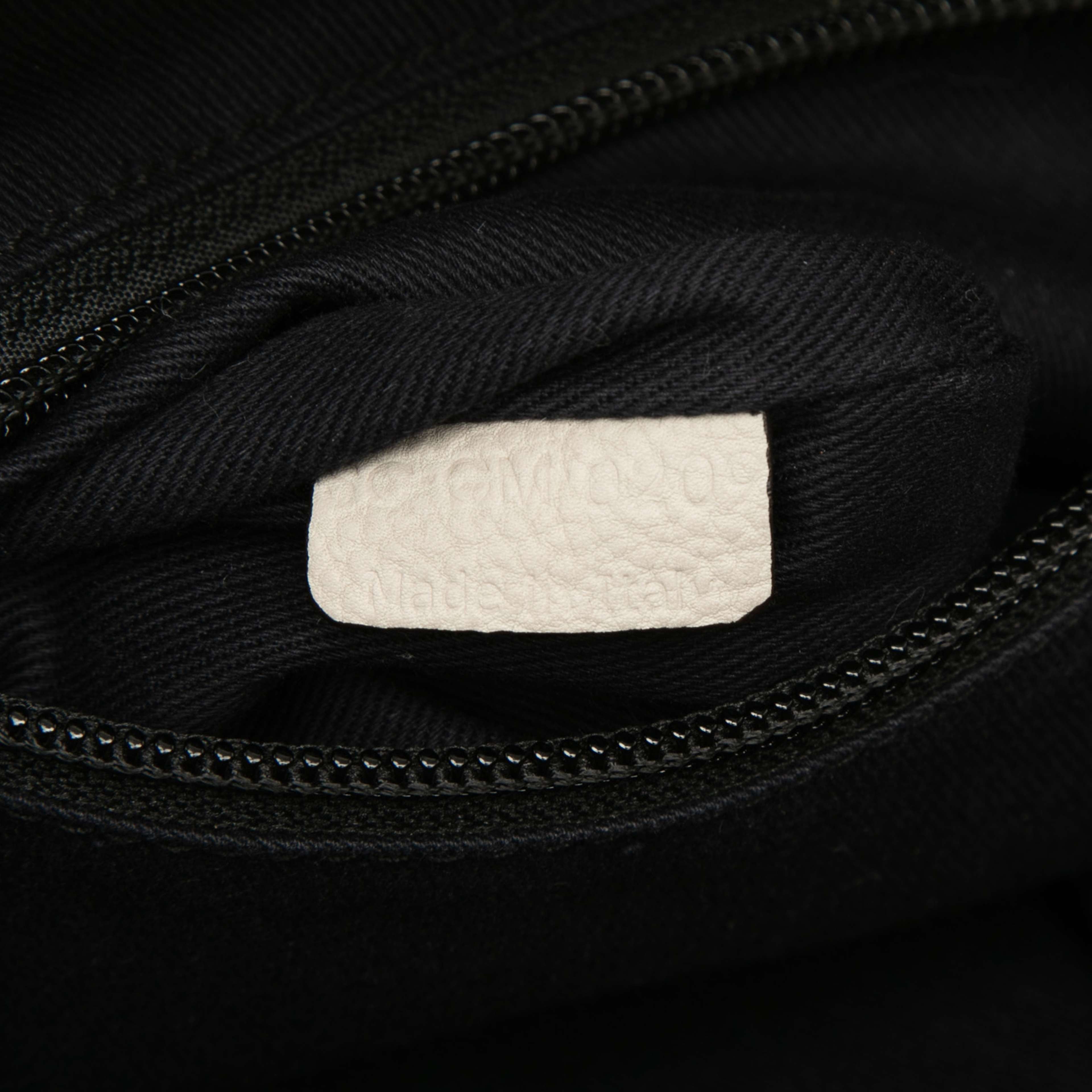 Celine Grained Calfskin Soft Frame Doctor Bag, från Luxclusif, i färgen grå. Klicka för att öppna bilden i stort format