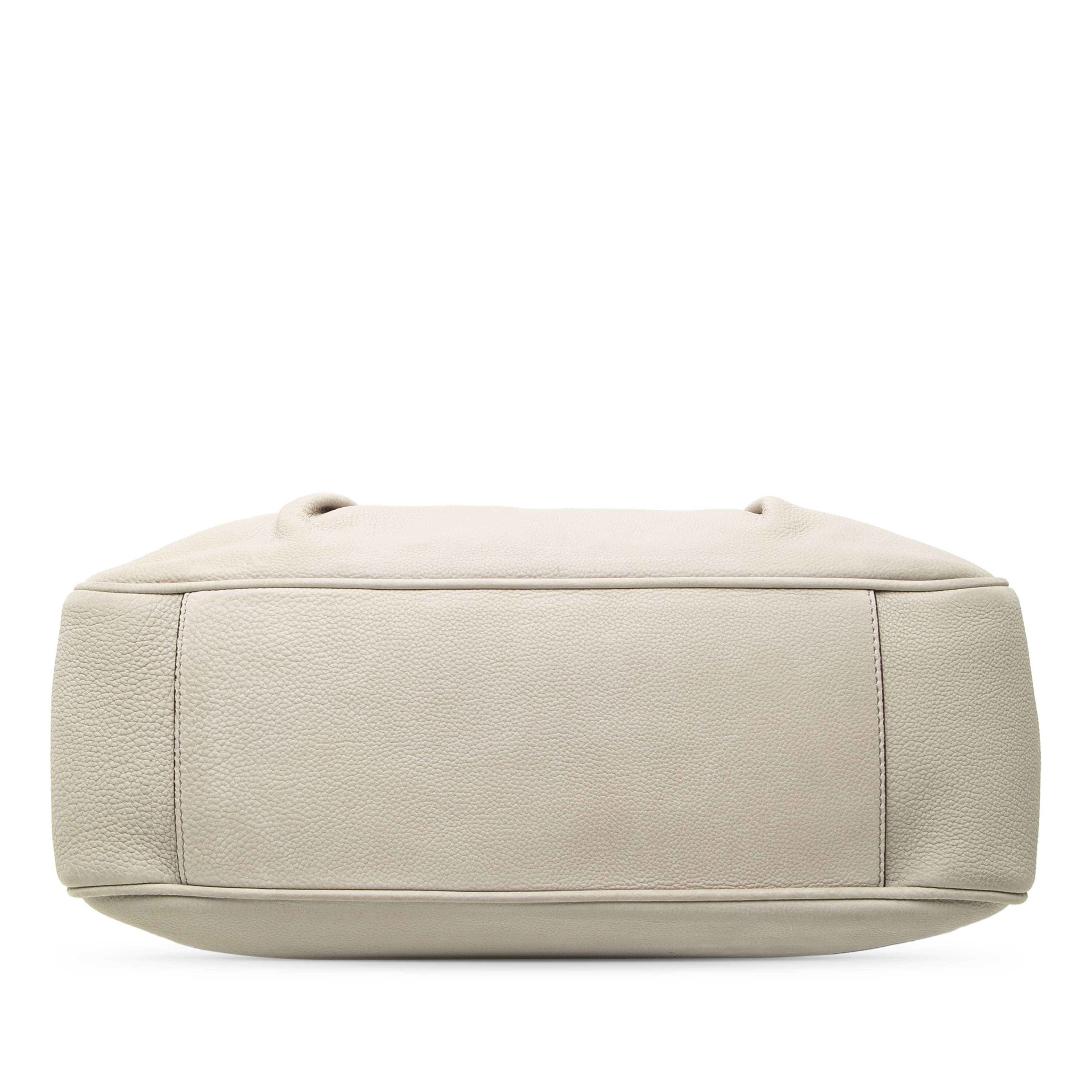 Celine Grained Calfskin Soft Frame Doctor Bag, från Luxclusif, i färgen grå. Klicka för att öppna bilden i stort format