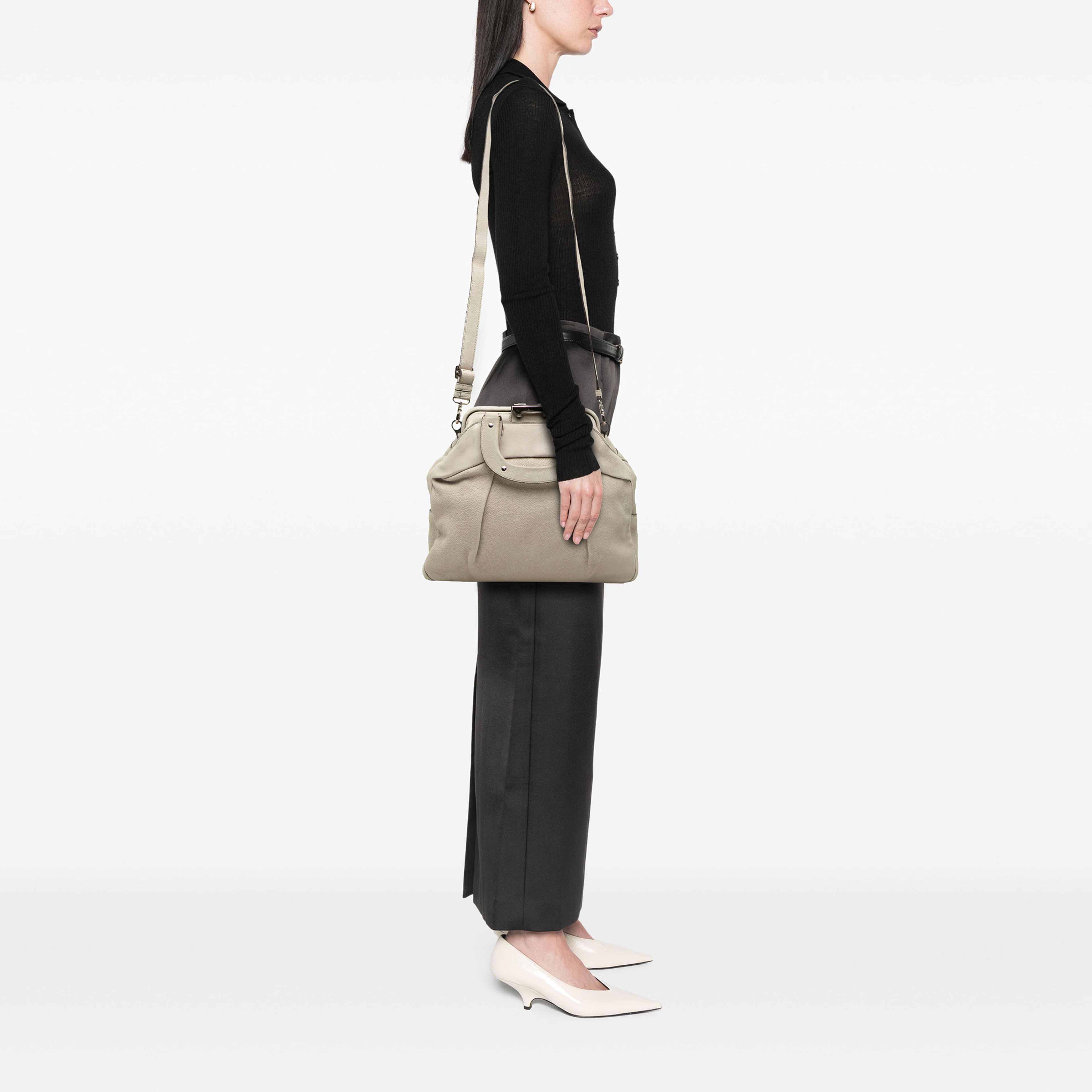 Celine Grained Calfskin Soft Frame Doctor Bag, från Luxclusif, i färgen grå. Klicka för att öppna bilden i stort format