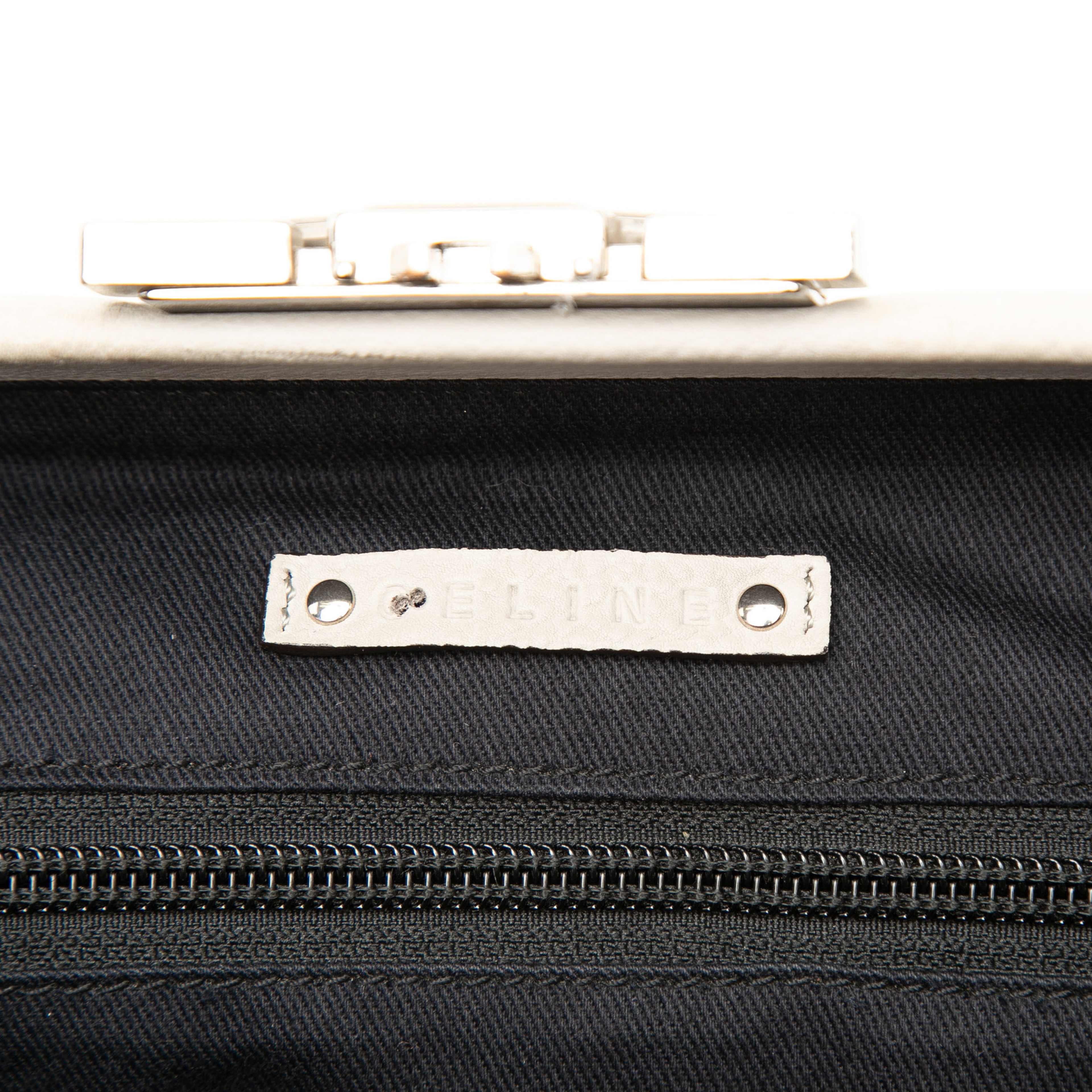 Celine Grained Calfskin Soft Frame Doctor Bag, från Luxclusif, i färgen light gray. Klicka för att öppna bilden i stort format