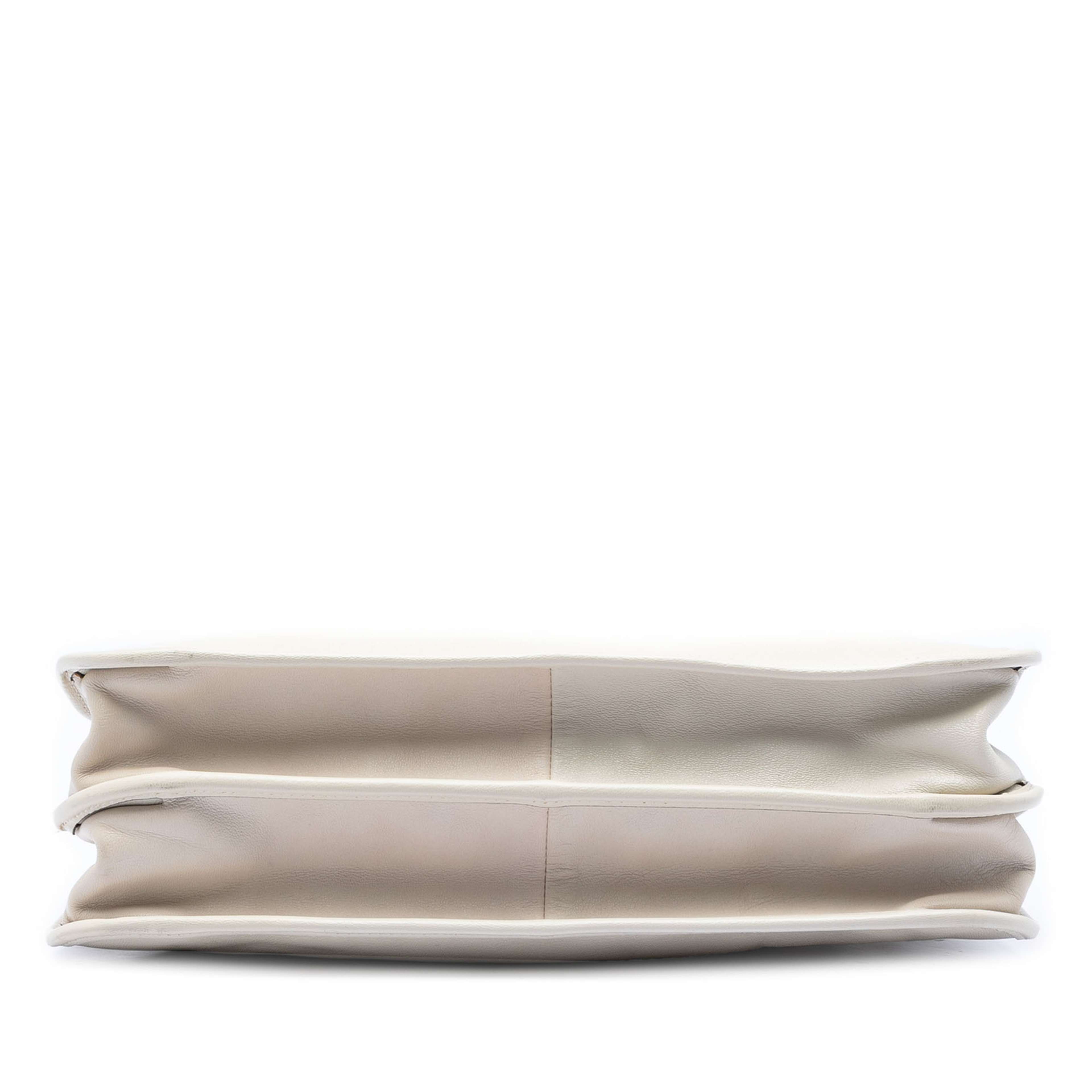 Gucci Medium Calfskin Horsebit 1955 Chain Tote, från Luxclusif, i färgen white. Klicka för att öppna bilden i stort format